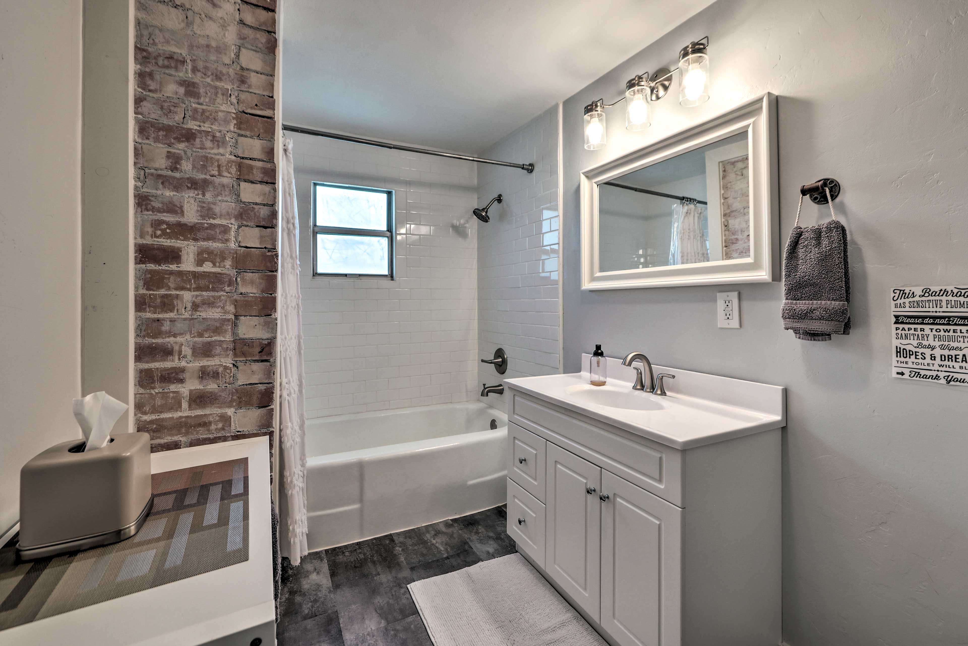 Full Bathroom | Complimentary Toiletries