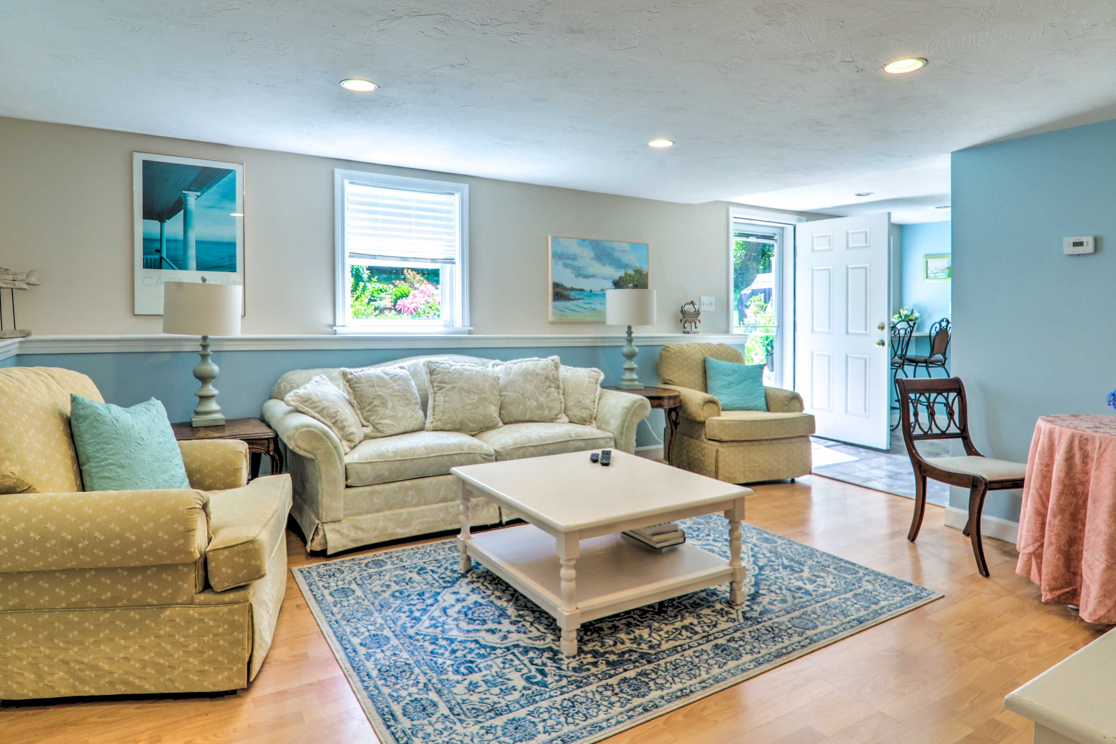 Living Room | Window A/C Units | Cable TV | Pack 'n Play | Free WiFi