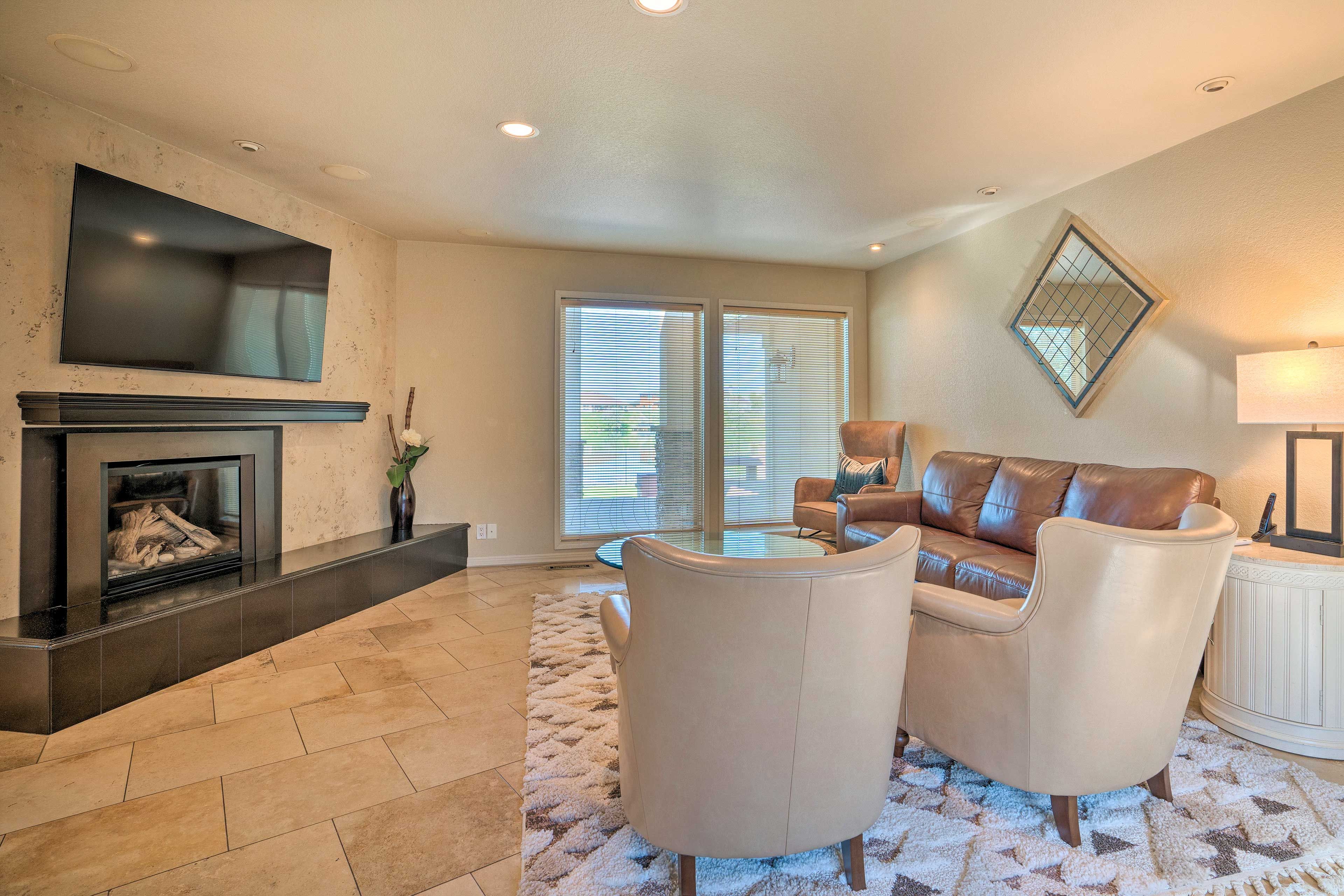 Living Room | Pet Friendly w/ Fee | Free WiFi | Central Heating & A/C | Smart TV