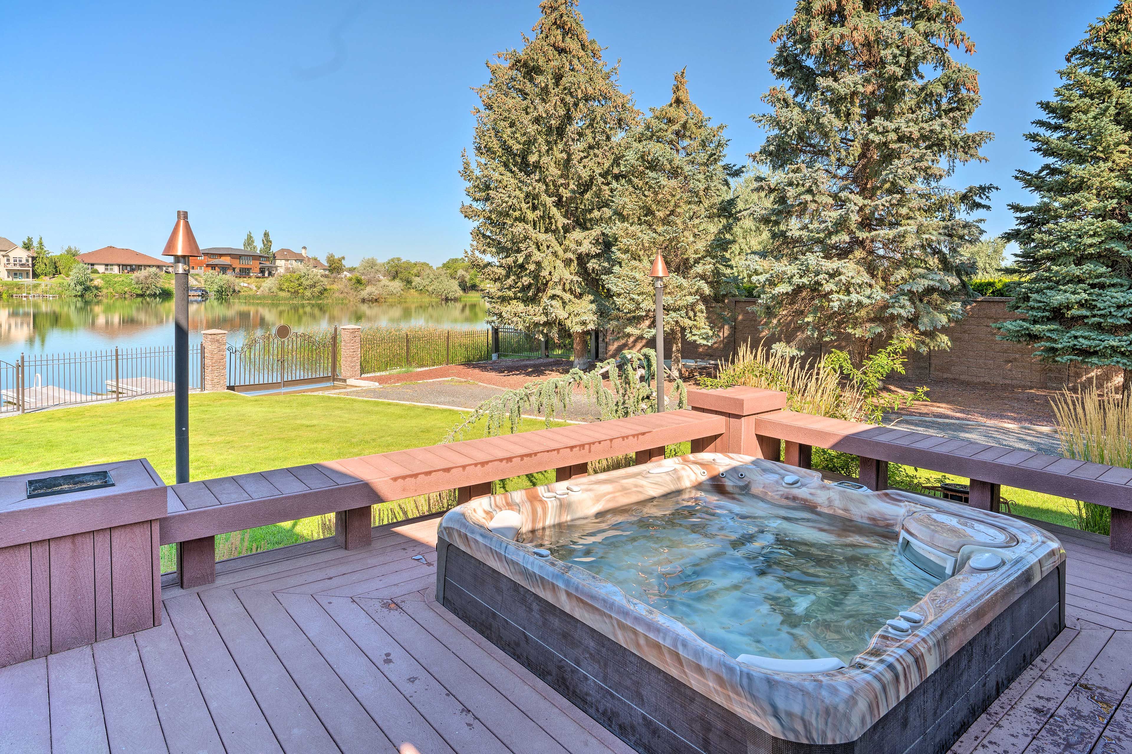 Moses Lake Vacation Rental | 3BR | 2.5BA | Stairs Required | 1,610 Sq Ft