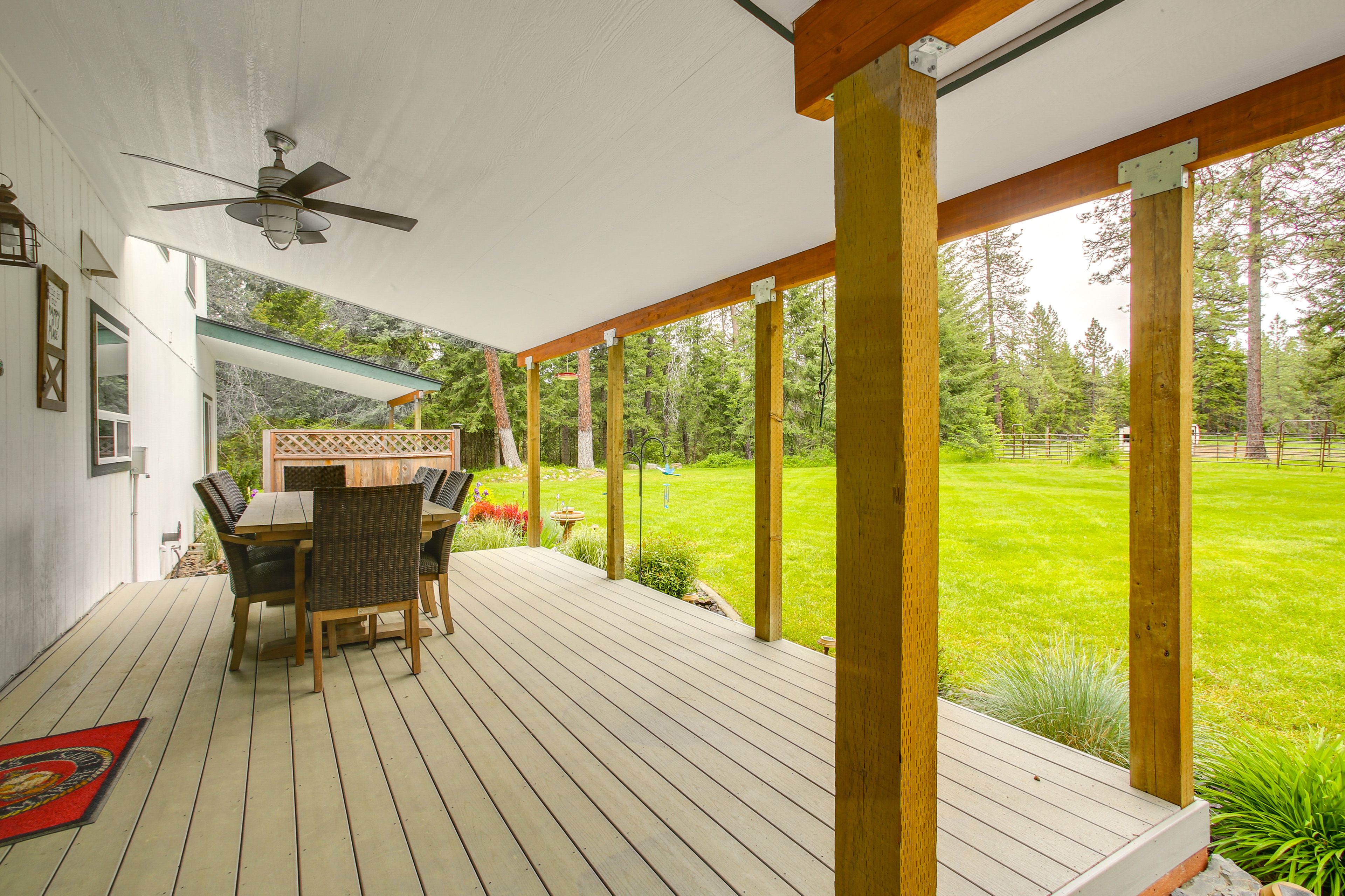 Exterior | Driveway Parking | Trailer Parking Available | Horse Corrals