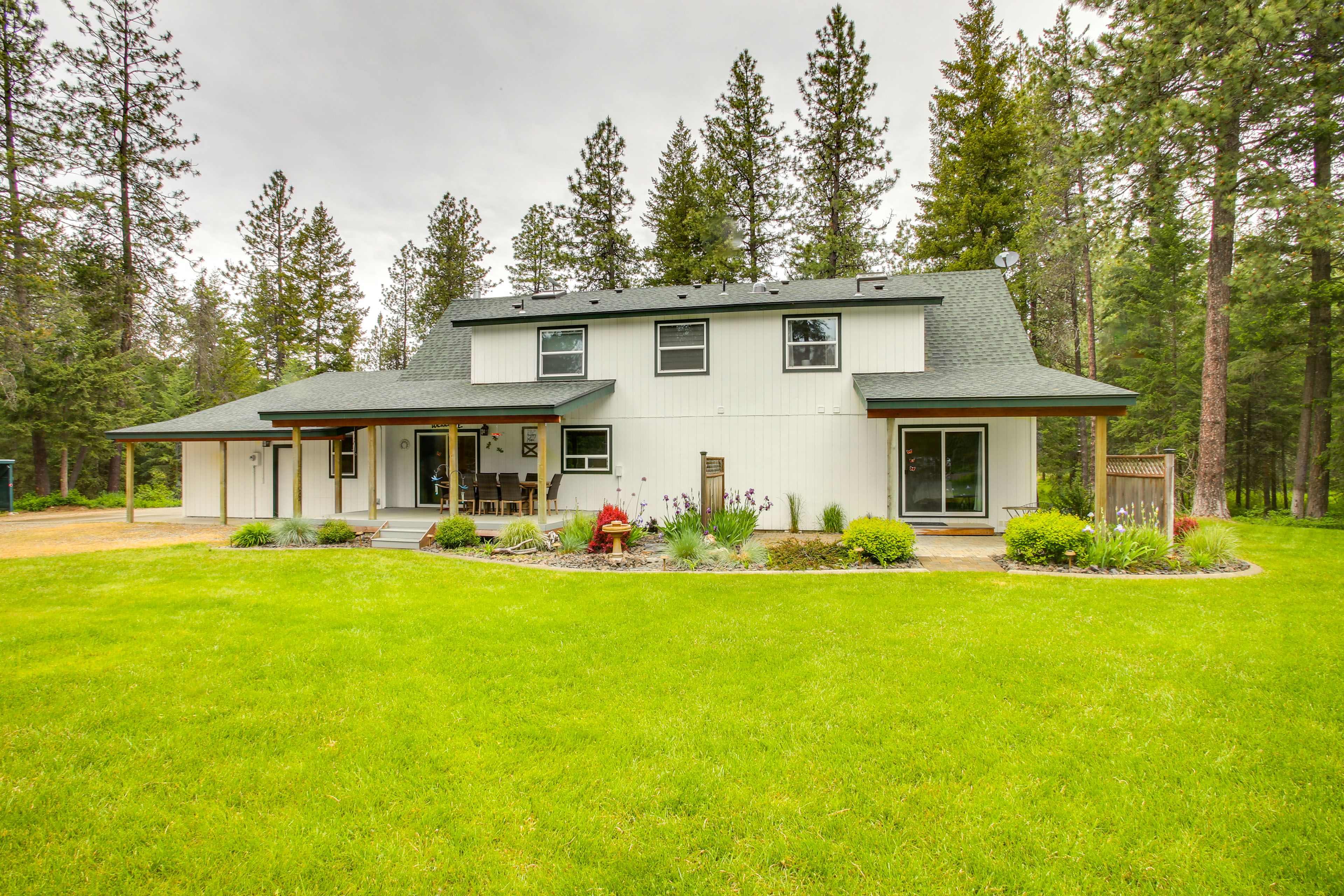 Spirit Lake Vacation Rental | 4BR | 3BA | 3,000 Sq Ft | 3 Stairs Required
