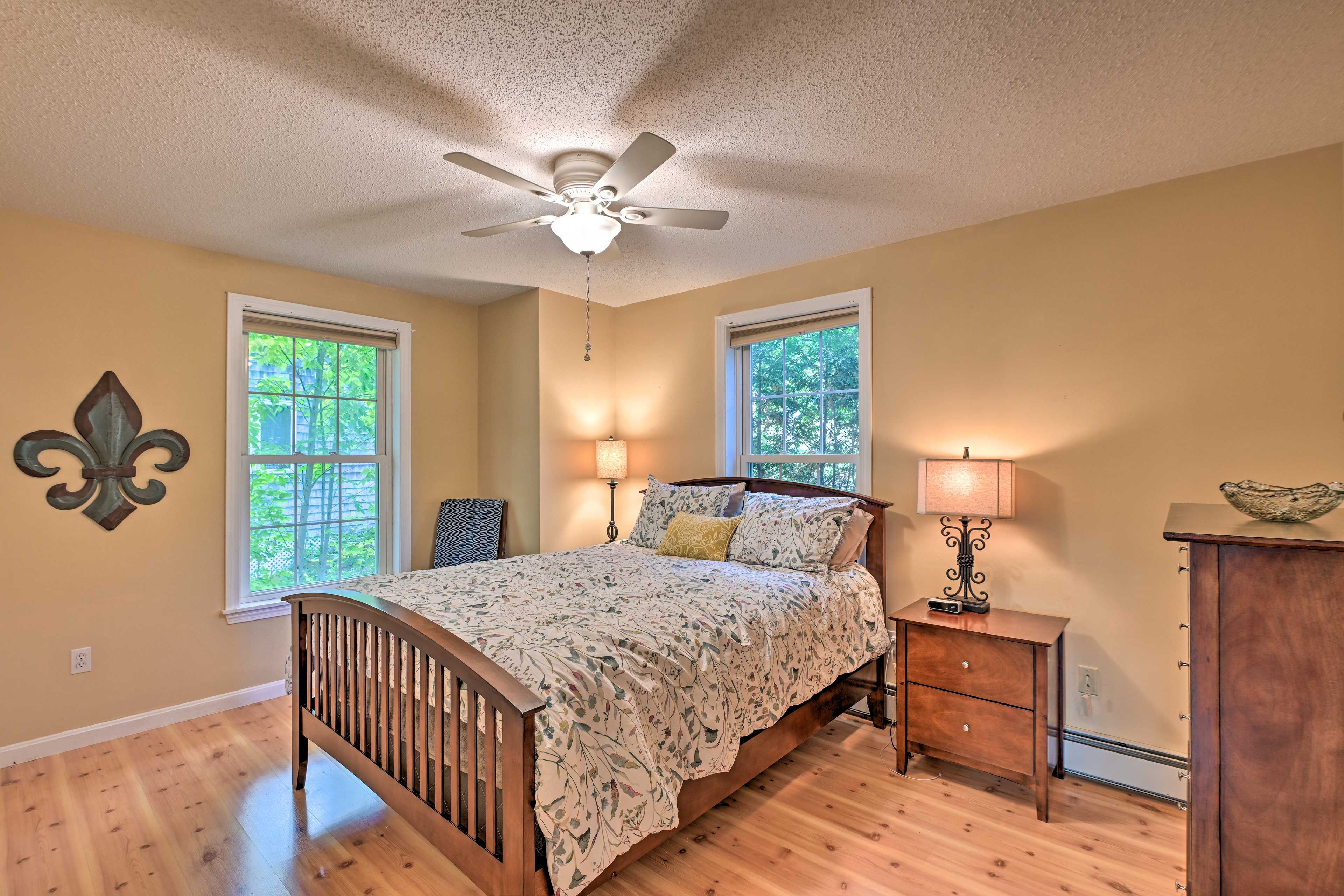 Bedroom 1 | Queen Bed | Linens Provided | Main Floor