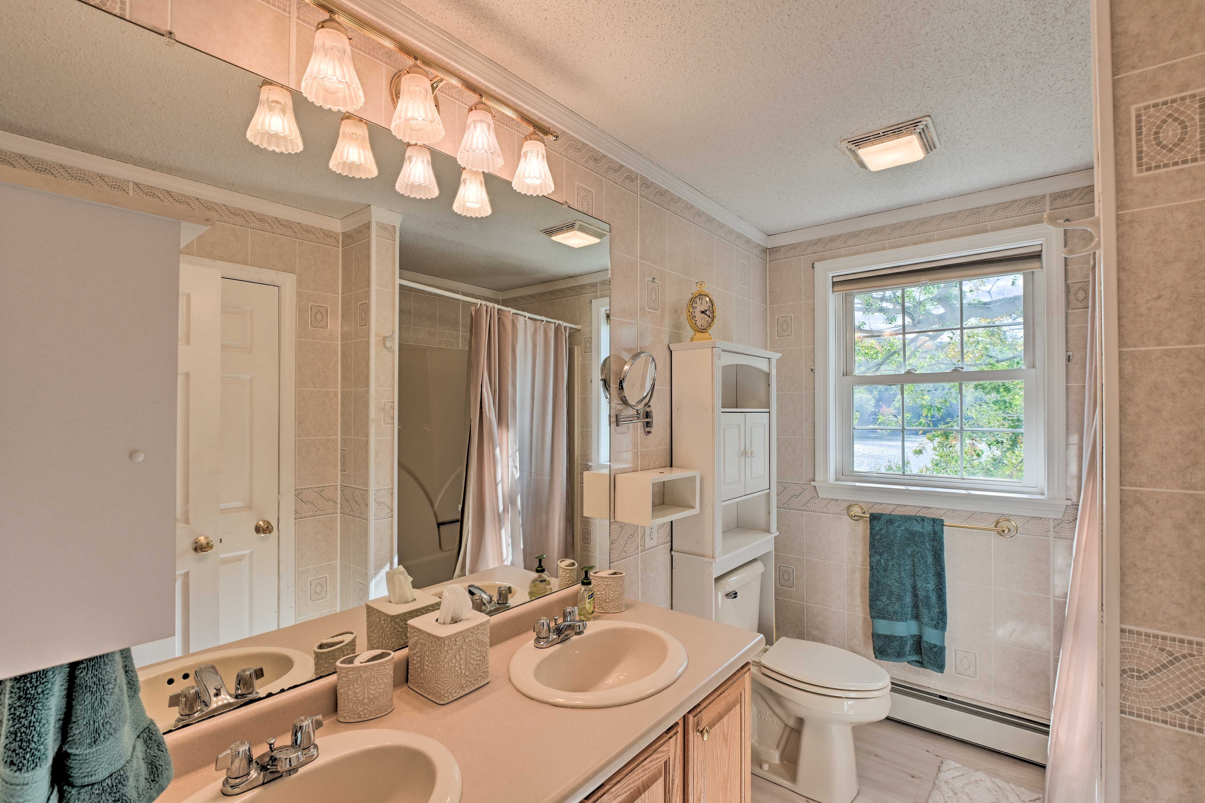 Full Bathroom | Towels Provided | 2nd Floor
