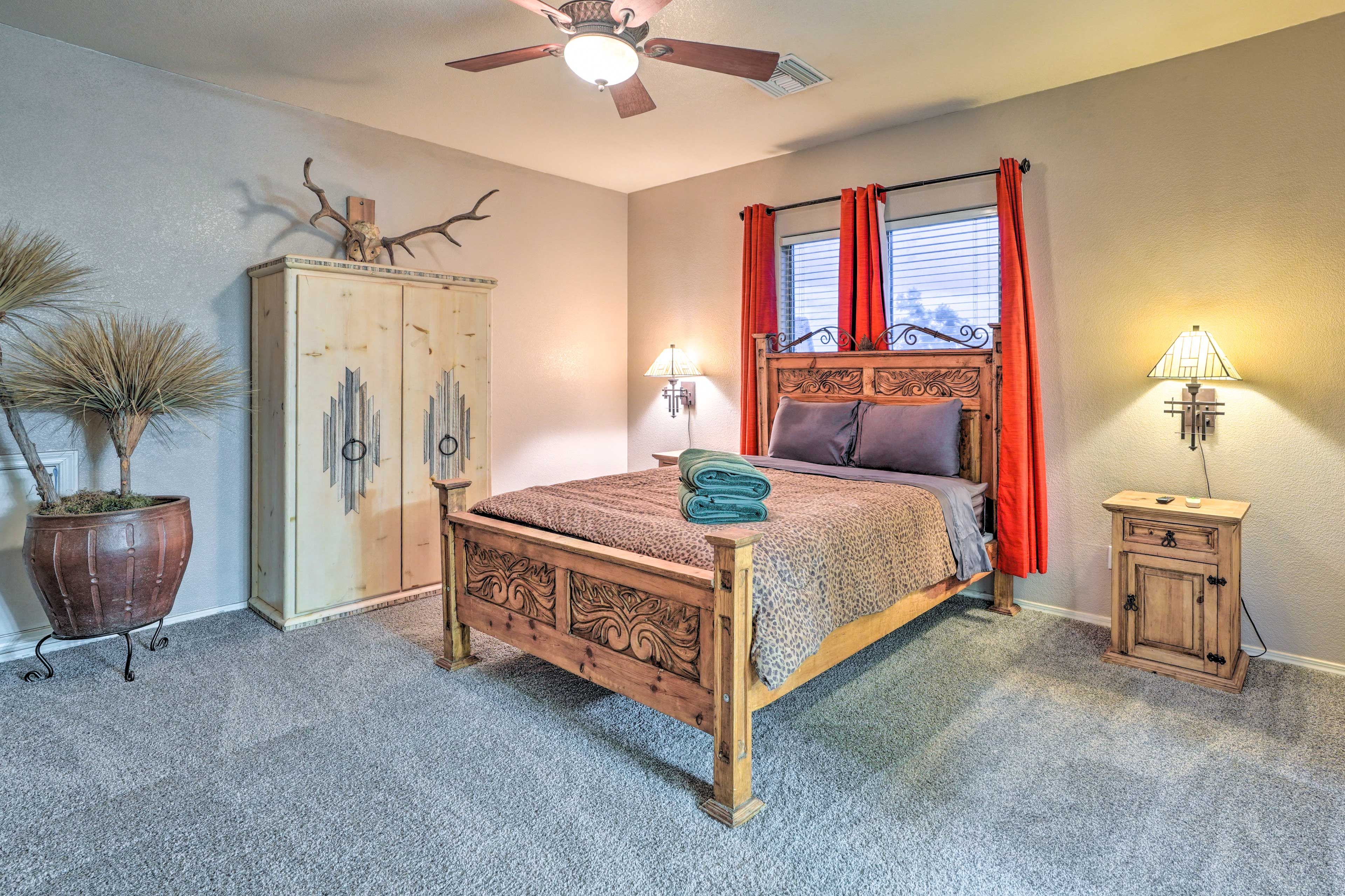 Bedroom 1 | Queen Bed
