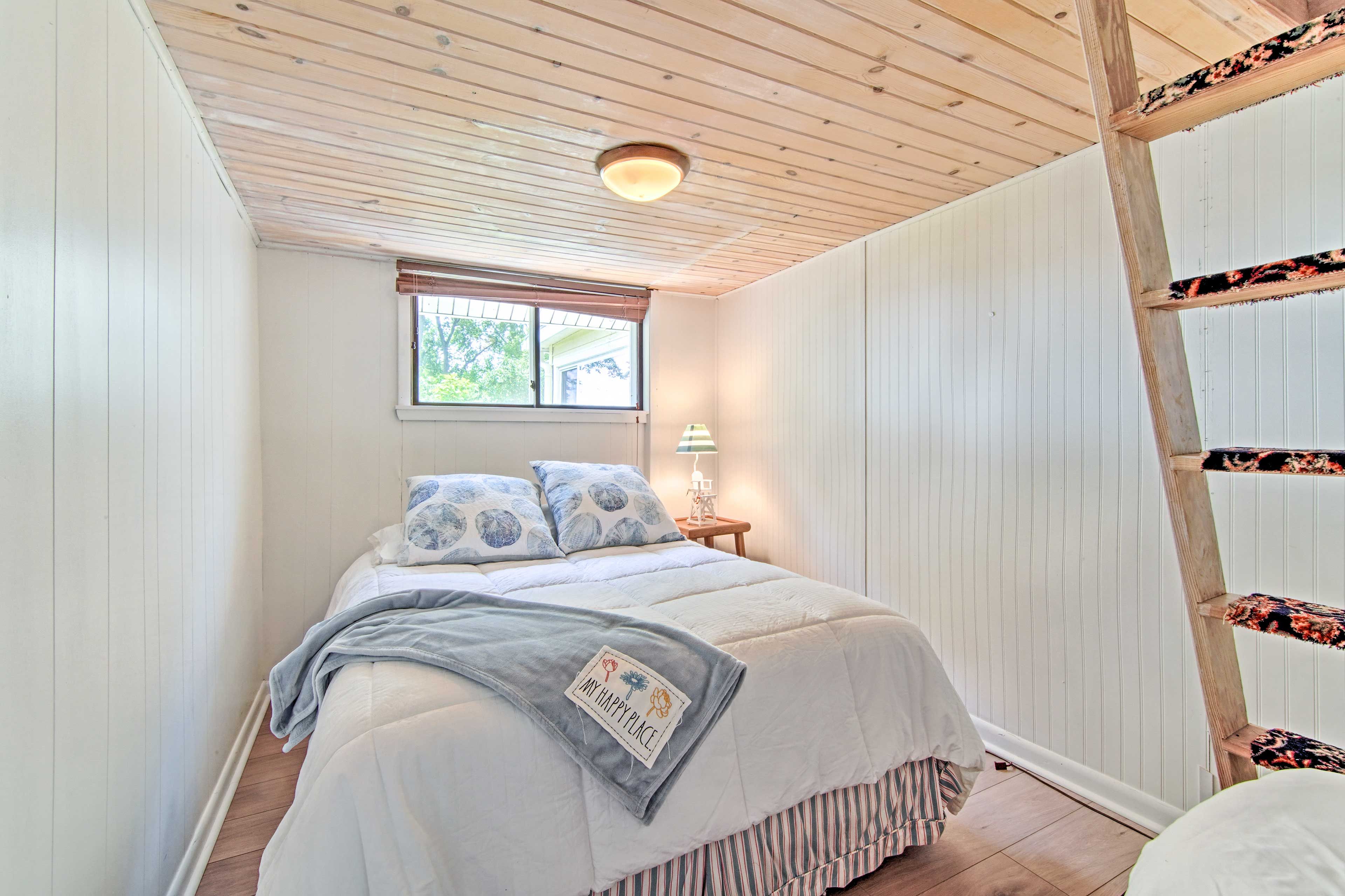 Bedroom 1 | Queen Bed | Linens Provided