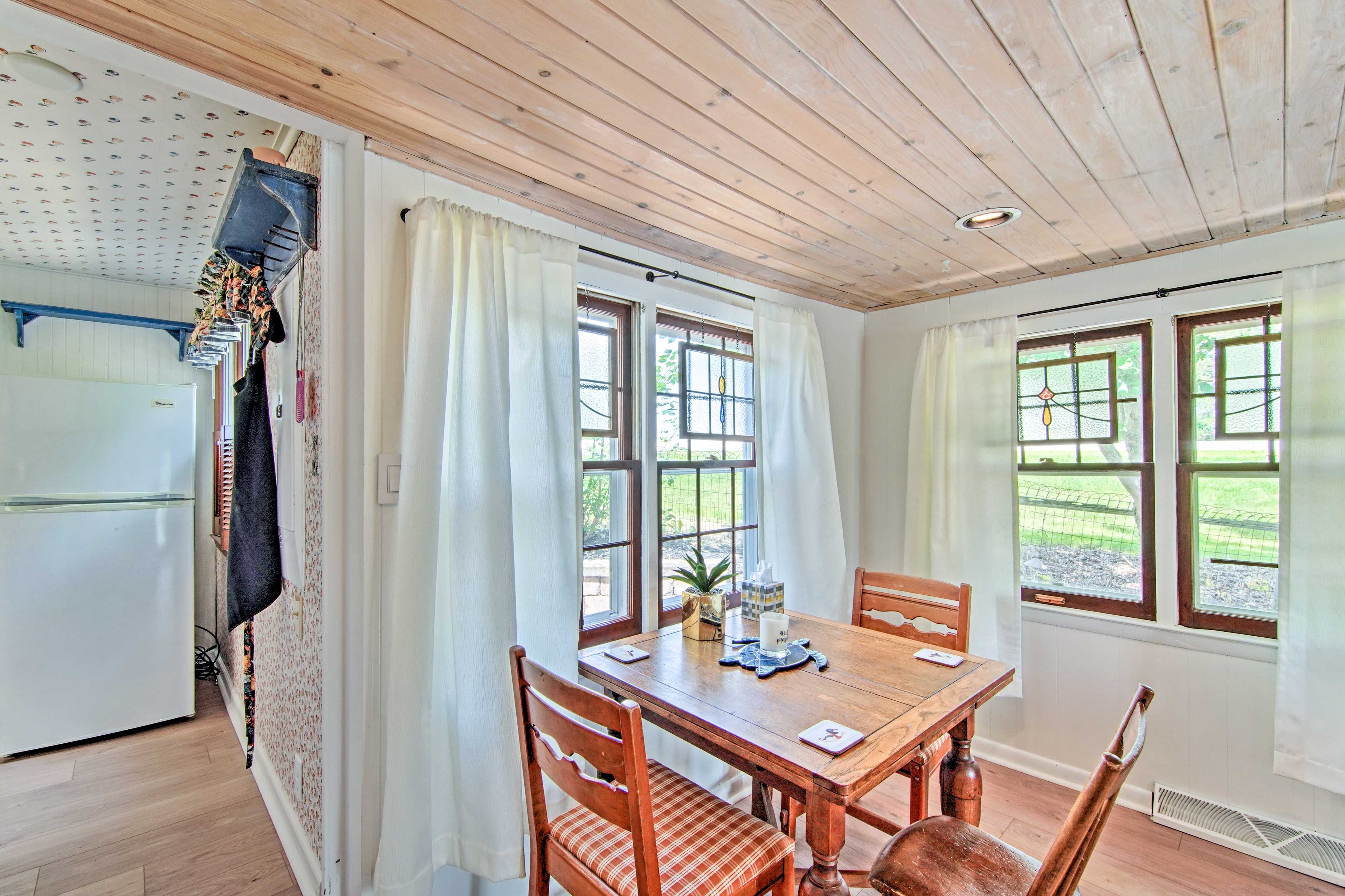 Dining Room | Dishware/Flatware Provided