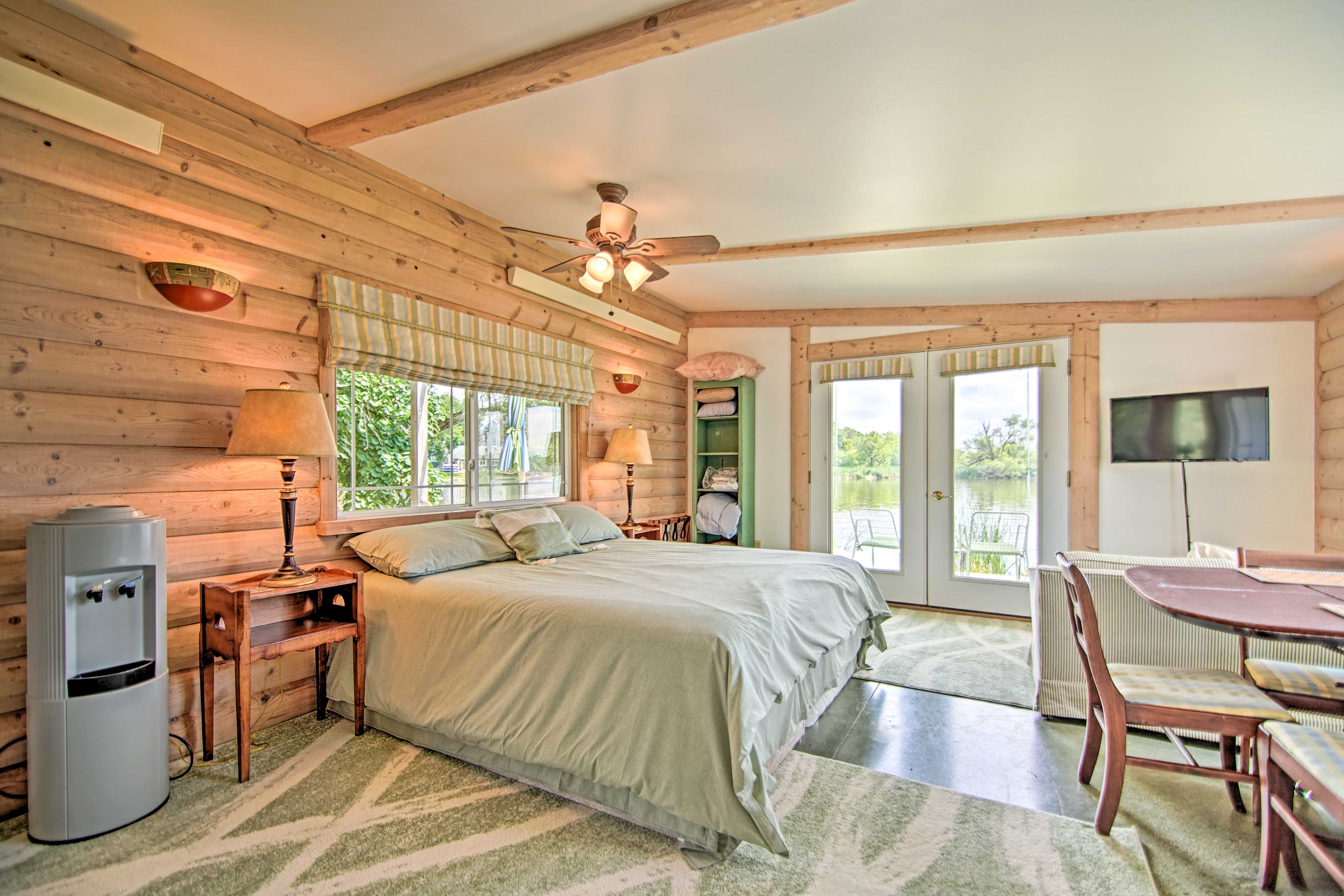 Studio | King Bed | Linens Provided