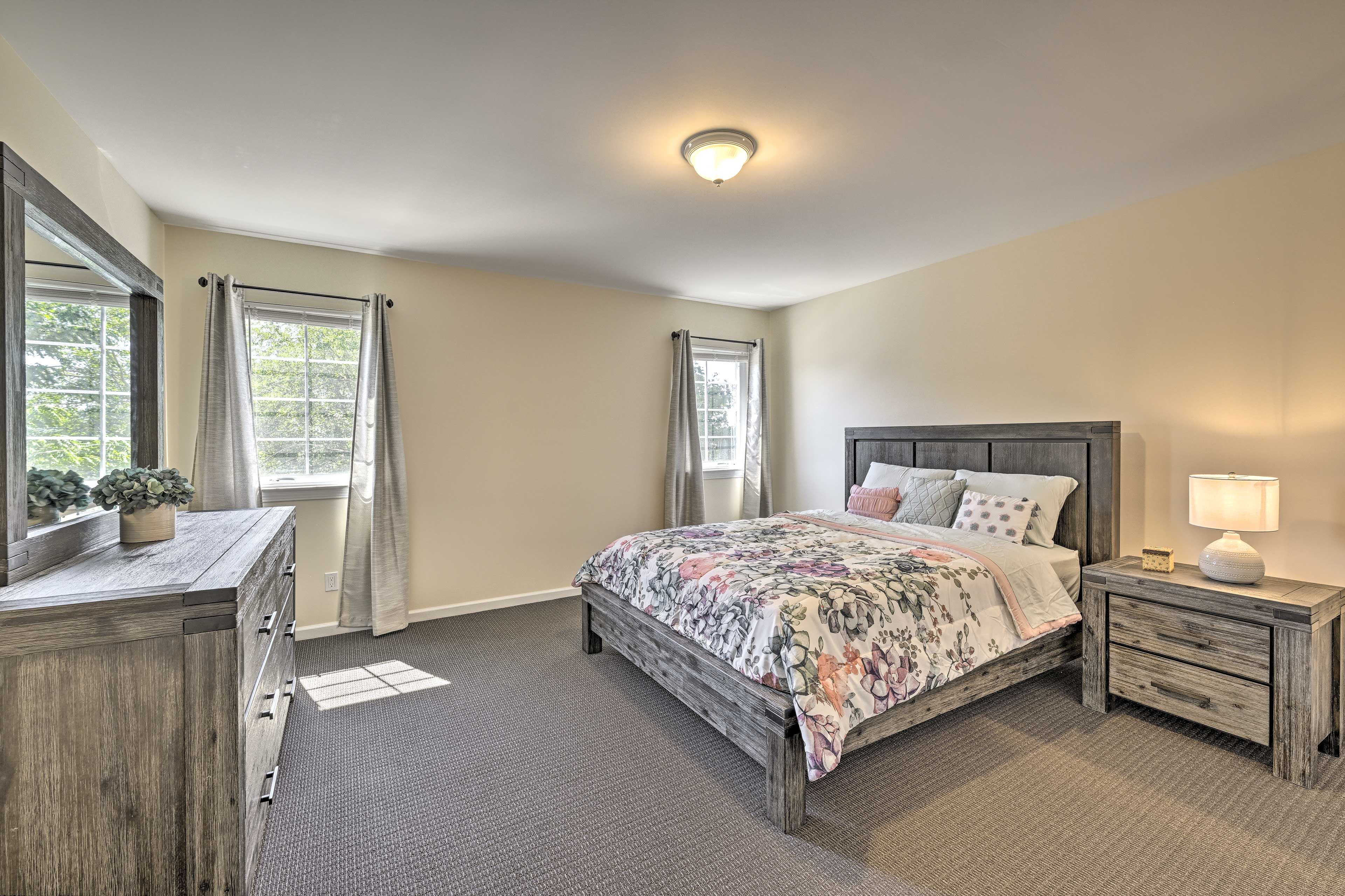 Bedroom 1 | Queen Bed | En-Suite Bathroom