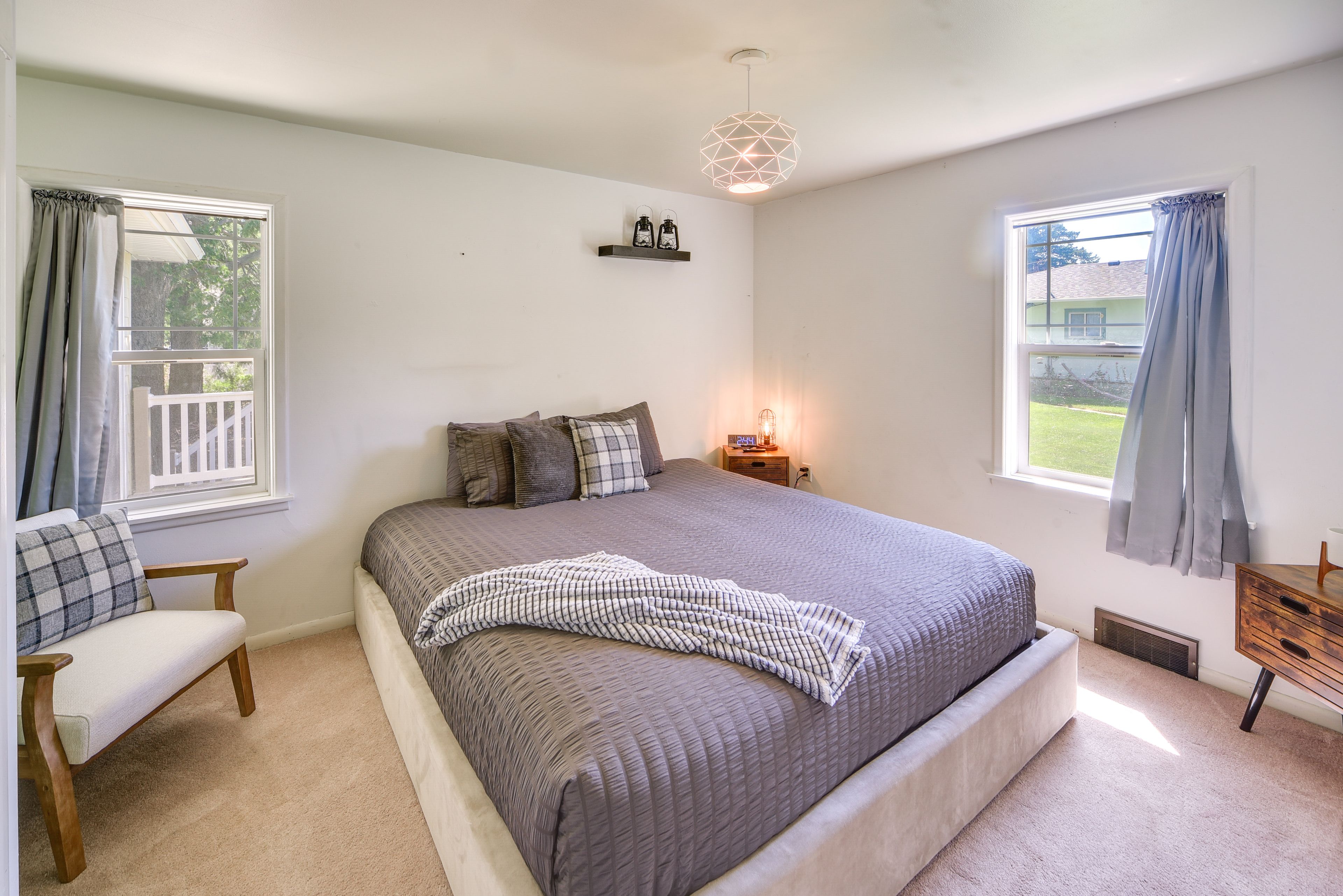 Bedroom 1 | Queen Bed | 1st Floor