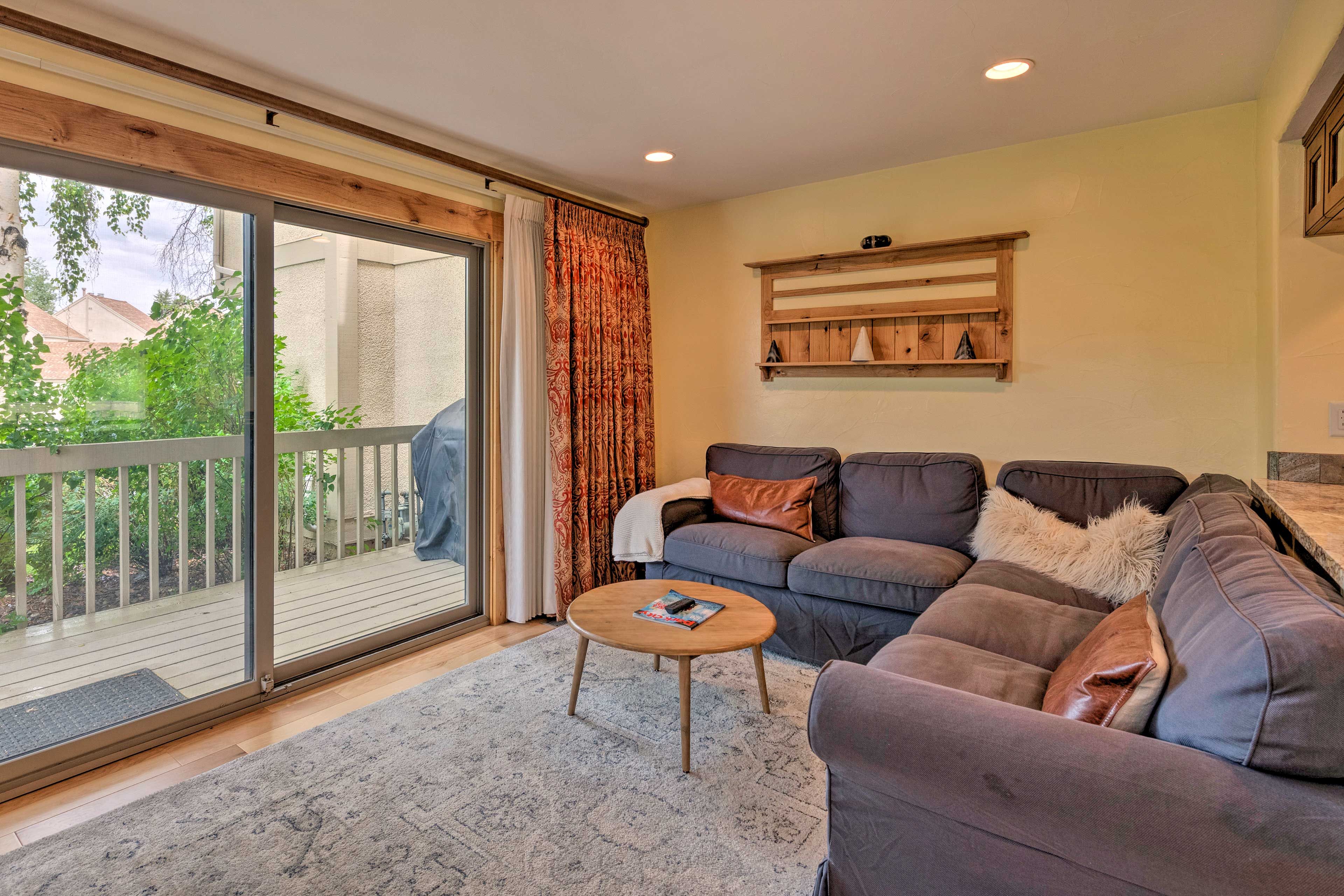 Living Room | 1st Floor | Free WiFi | Gas Fireplace