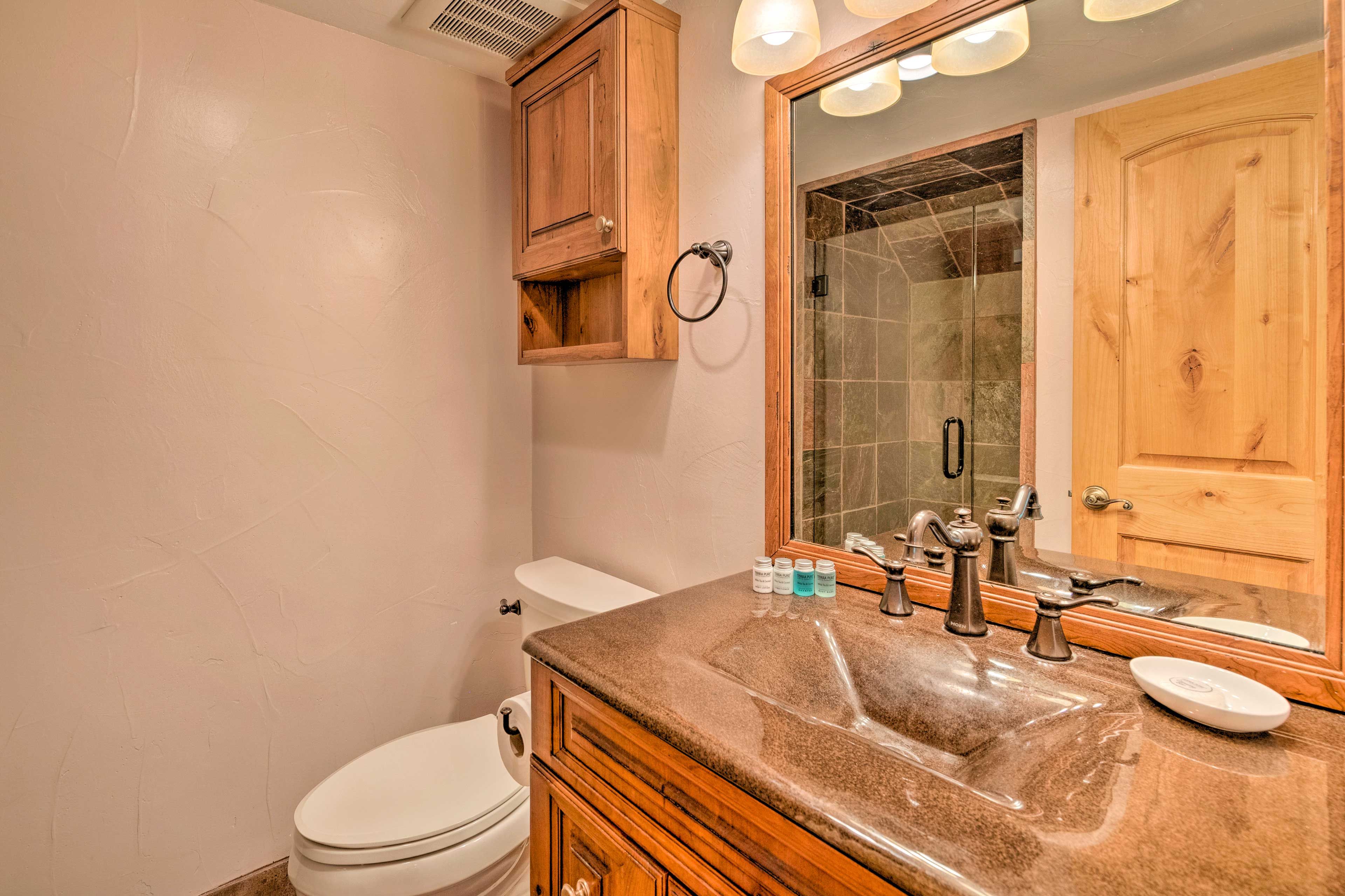 Full Bathroom | 2nd Floor | Towels Provided