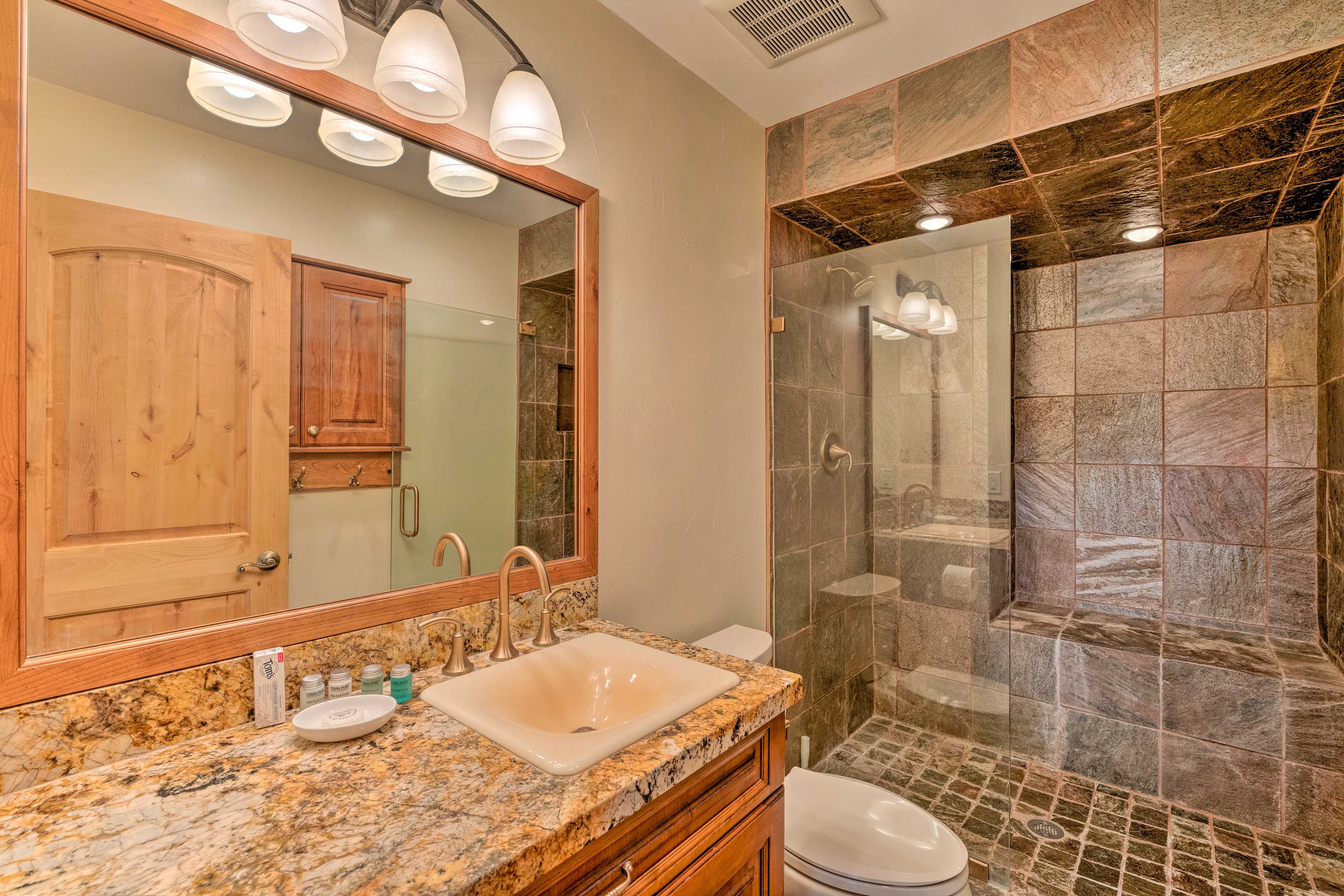 Full Bathroom | 2nd Floor | Complimentary Toiletries