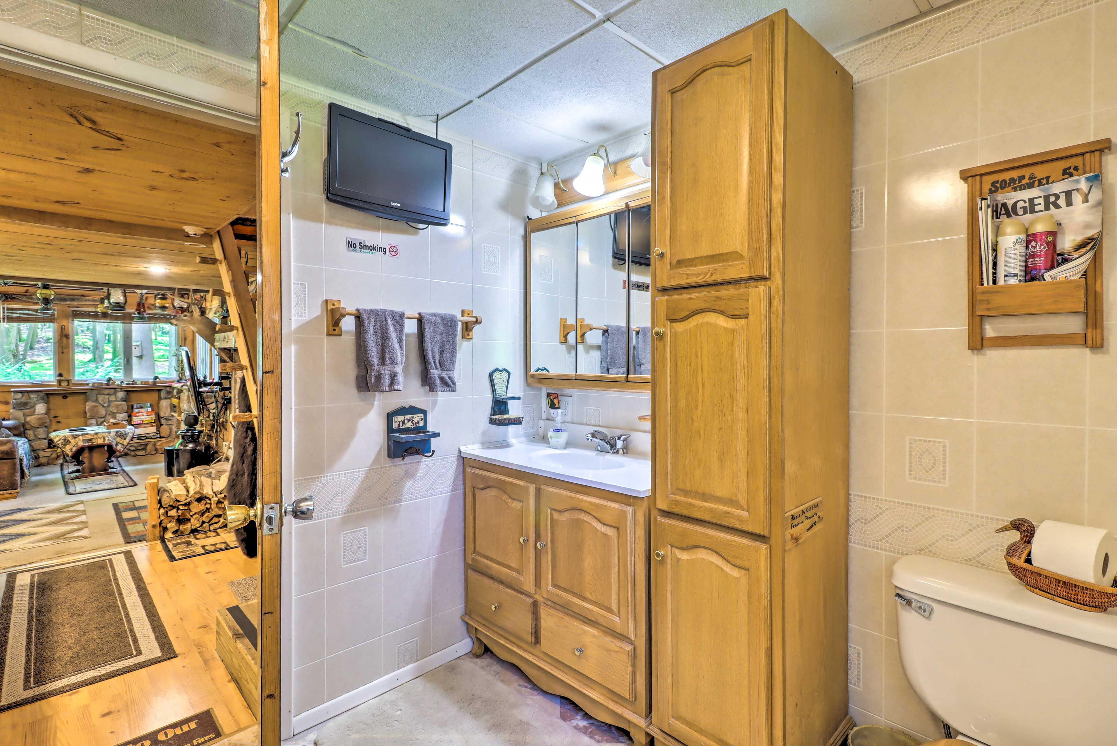Full Bathroom | 1st Floor | 1 Step to Enter | Towels Provided | Toiletries