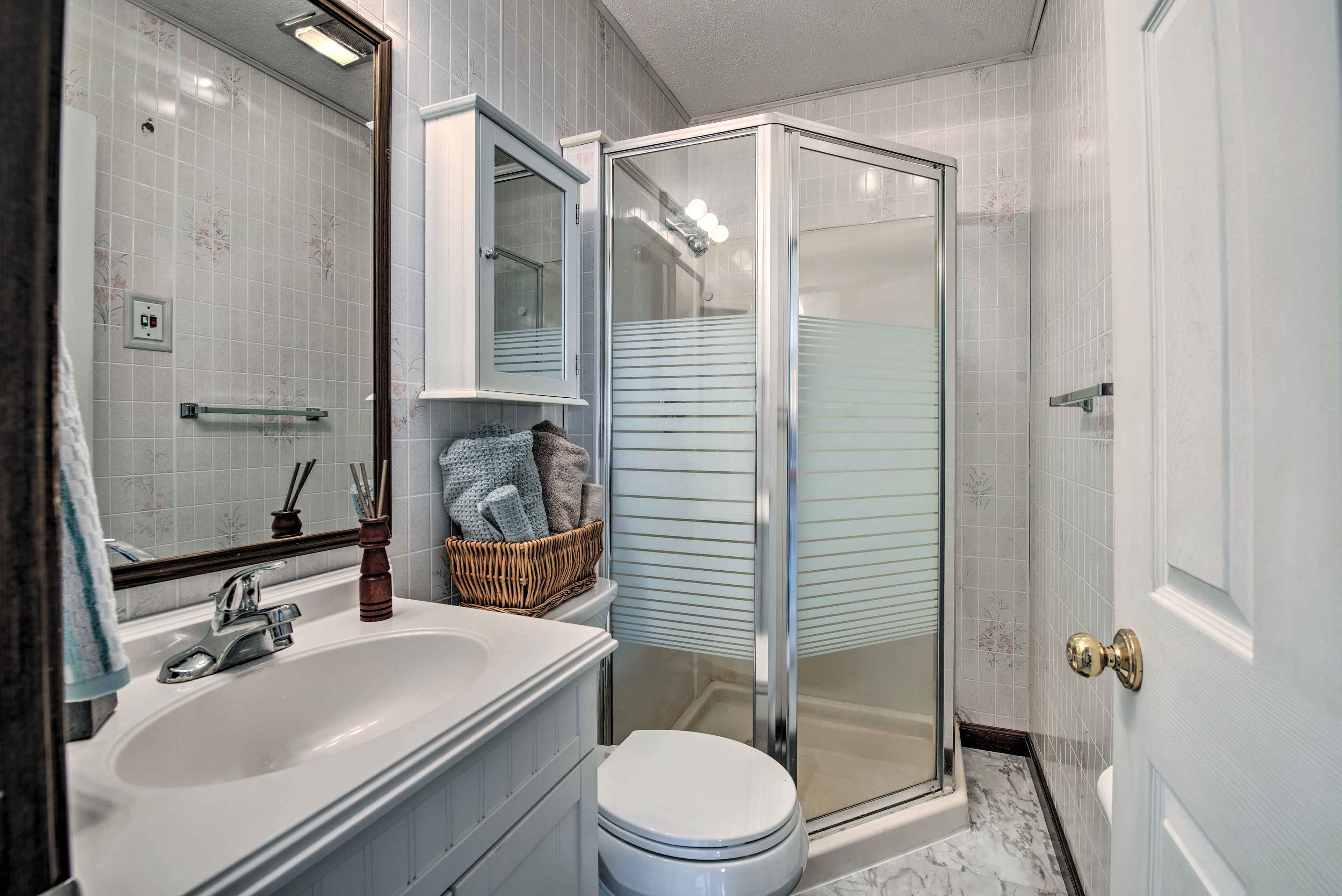 Full Bathroom | Toiletries Provided