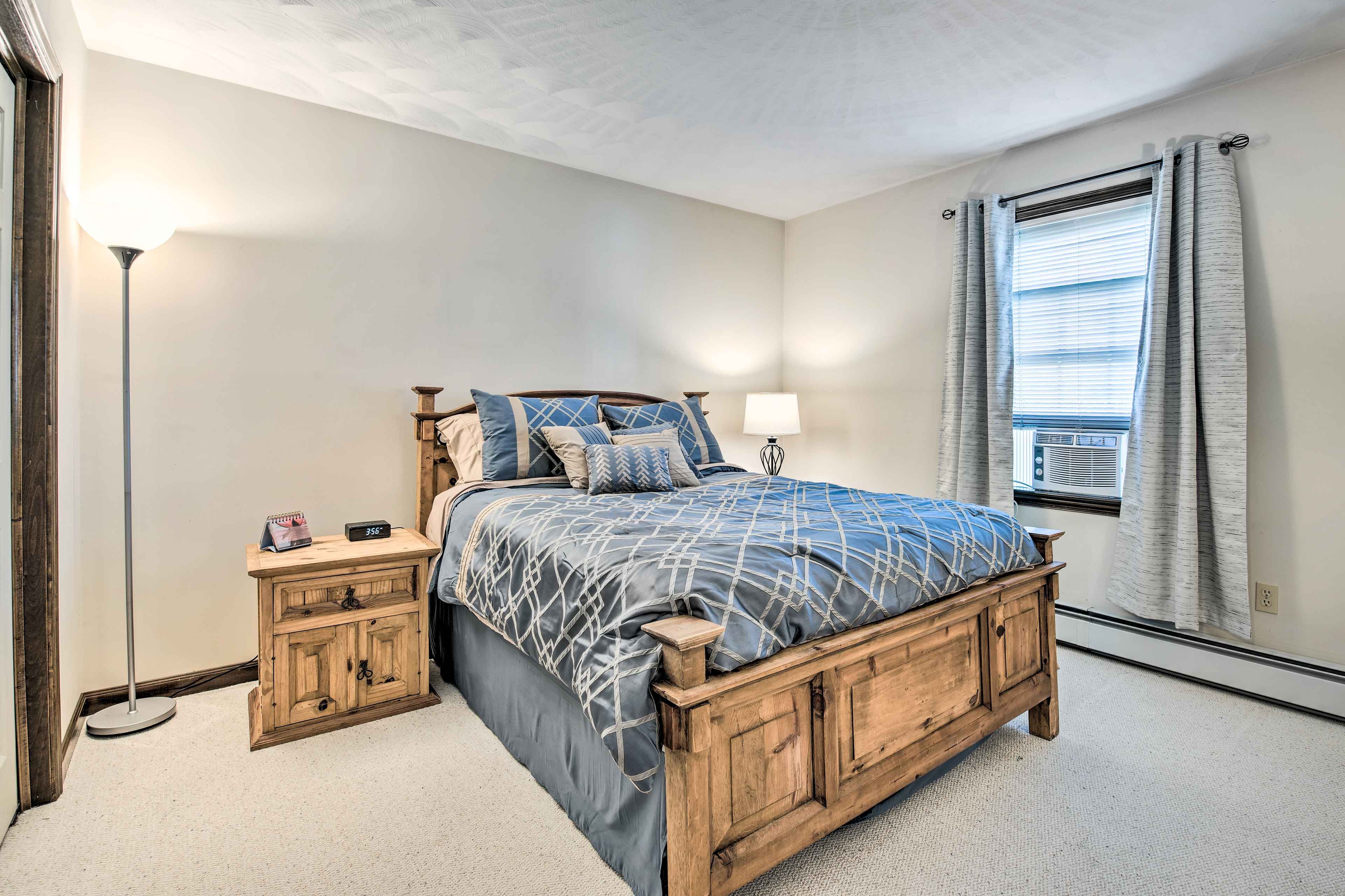 Bedroom 1 | Queen Bed