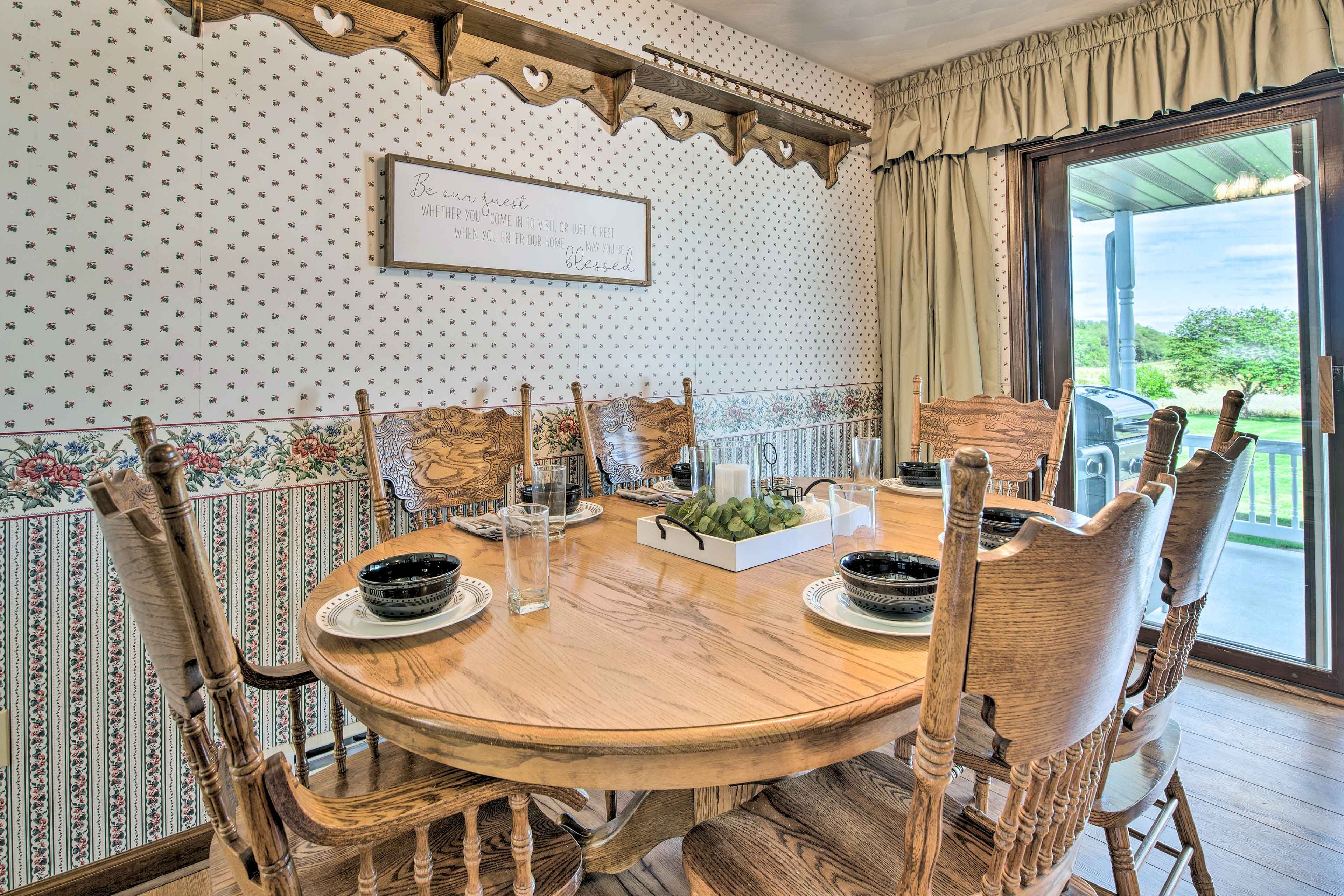 Dining Area | Dishware/Flatware Provided