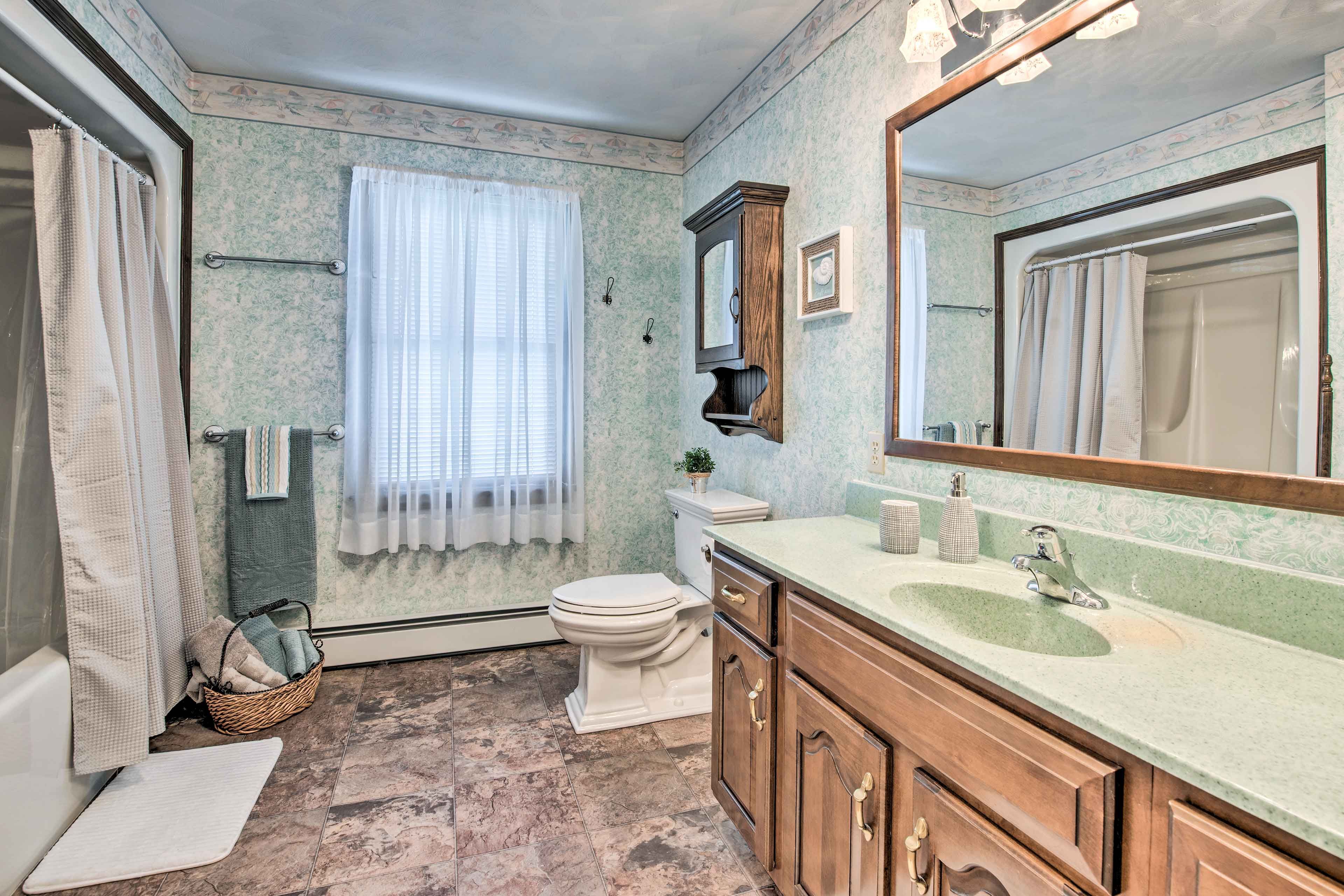Full Bathroom | Towels Provided