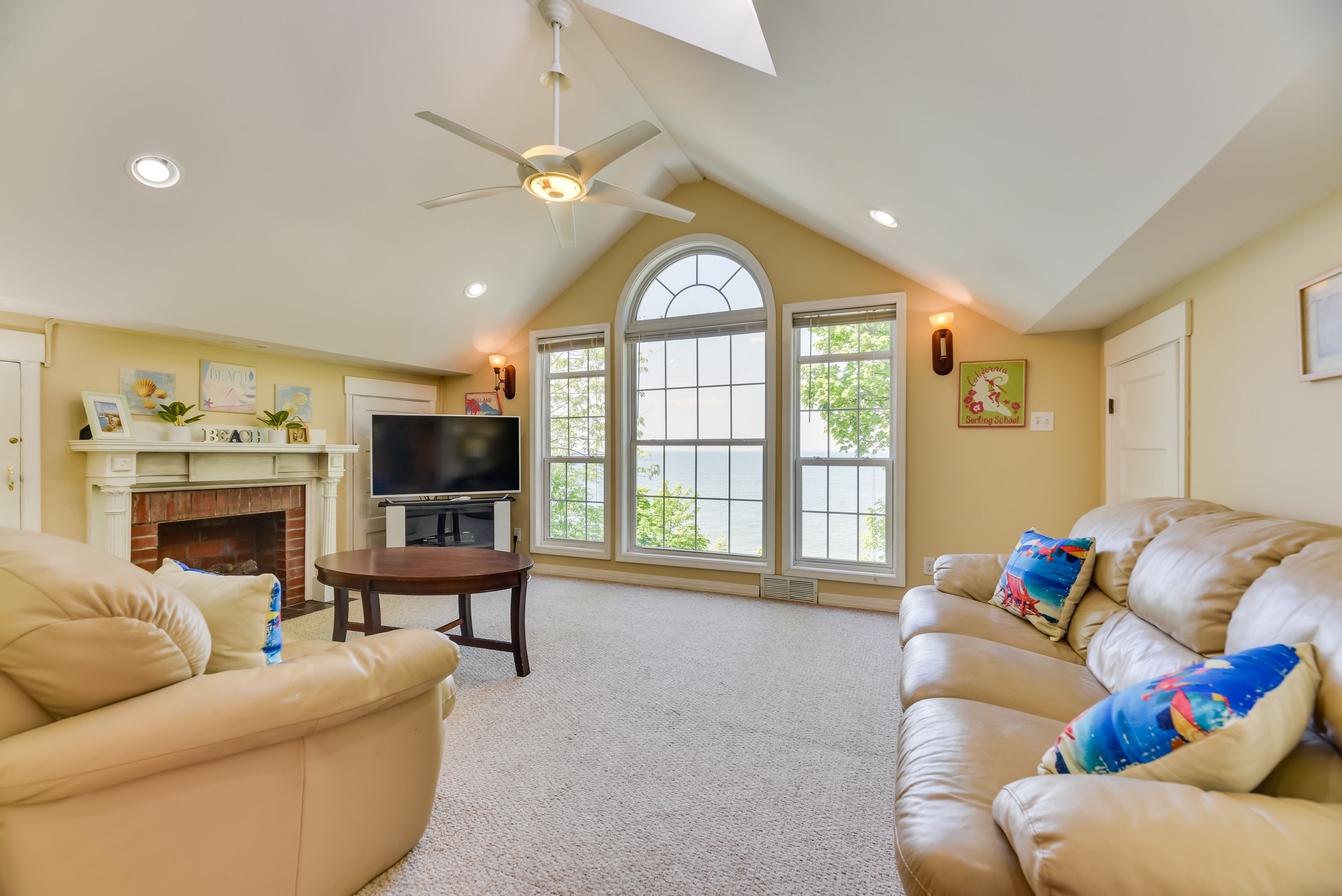 Upper Living Room | 2nd Floor | Smart TV | Fireplace