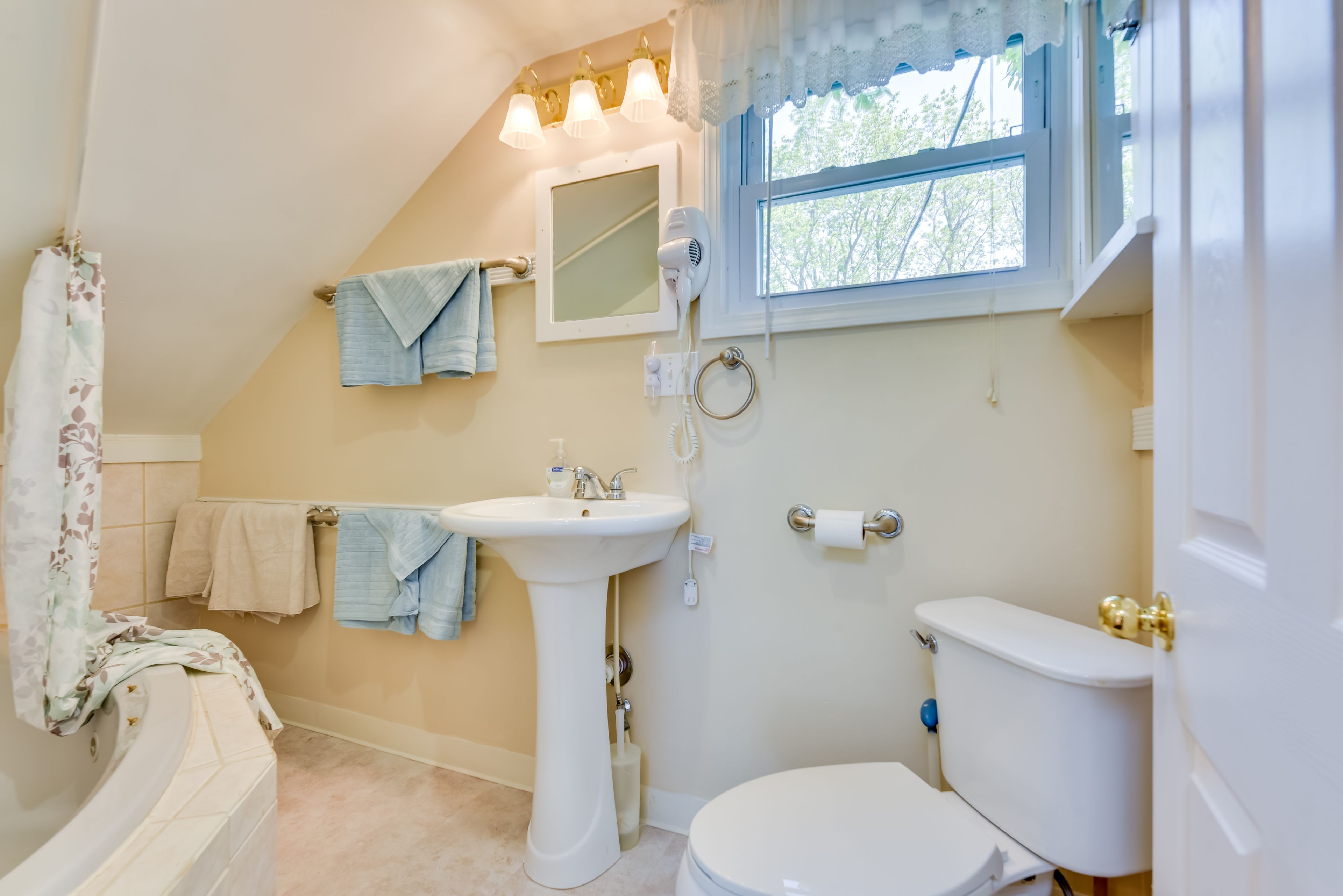 Full Bathroom | 2nd Floor | Jetted Tub