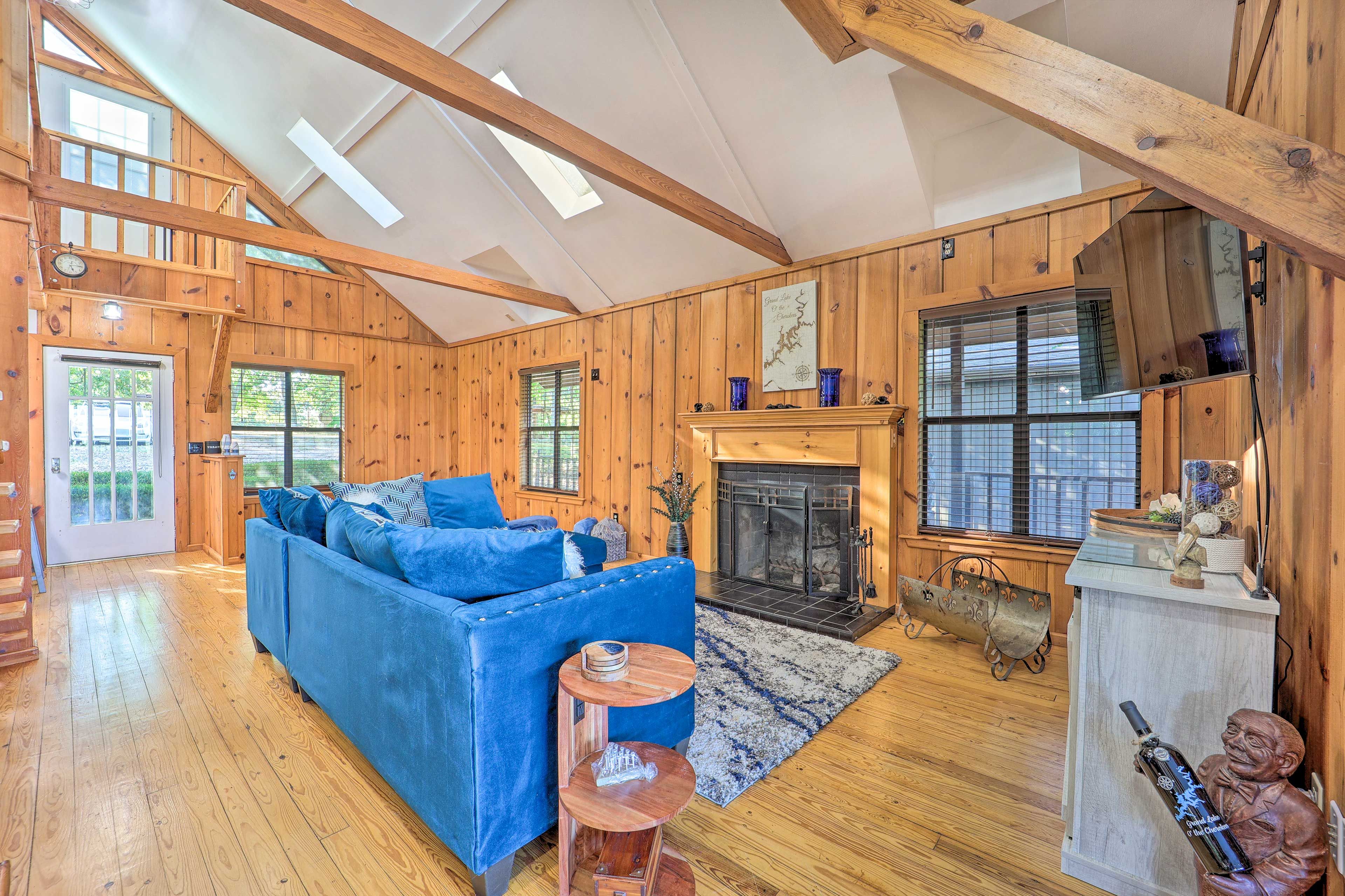 Living Room | Main Level | Smart TV | Wood-Burning Fireplace | Wood Provided