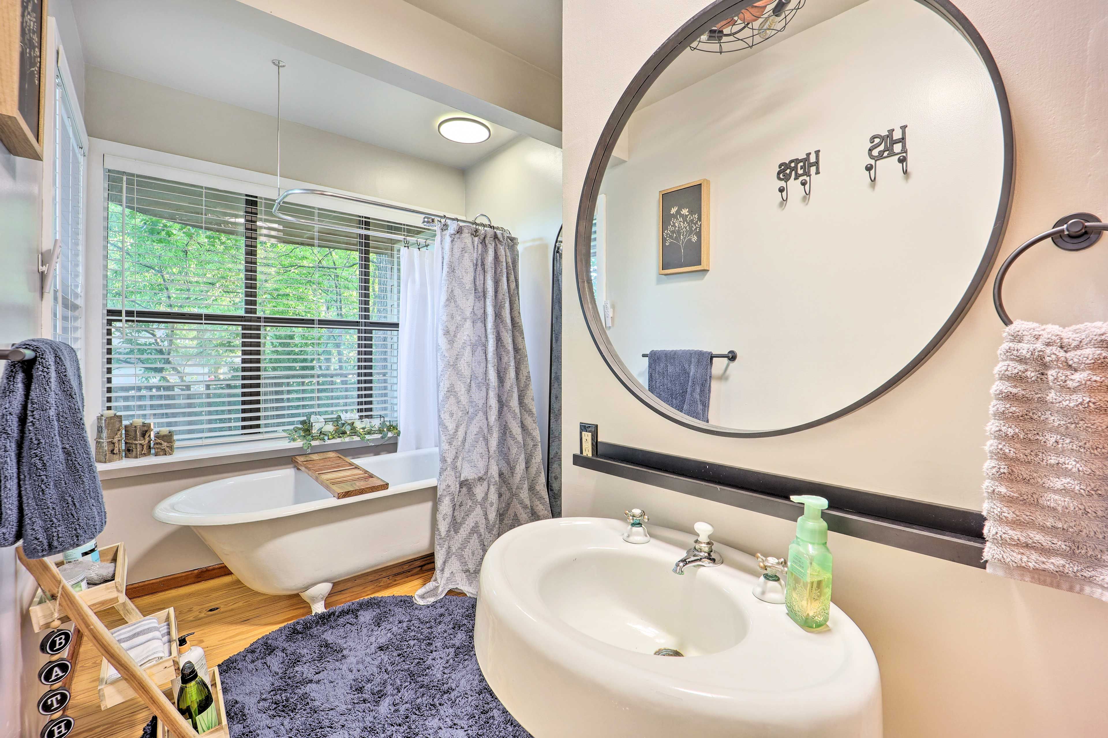 Full Bathroom | Towels Provided | Complimentary Toiletries