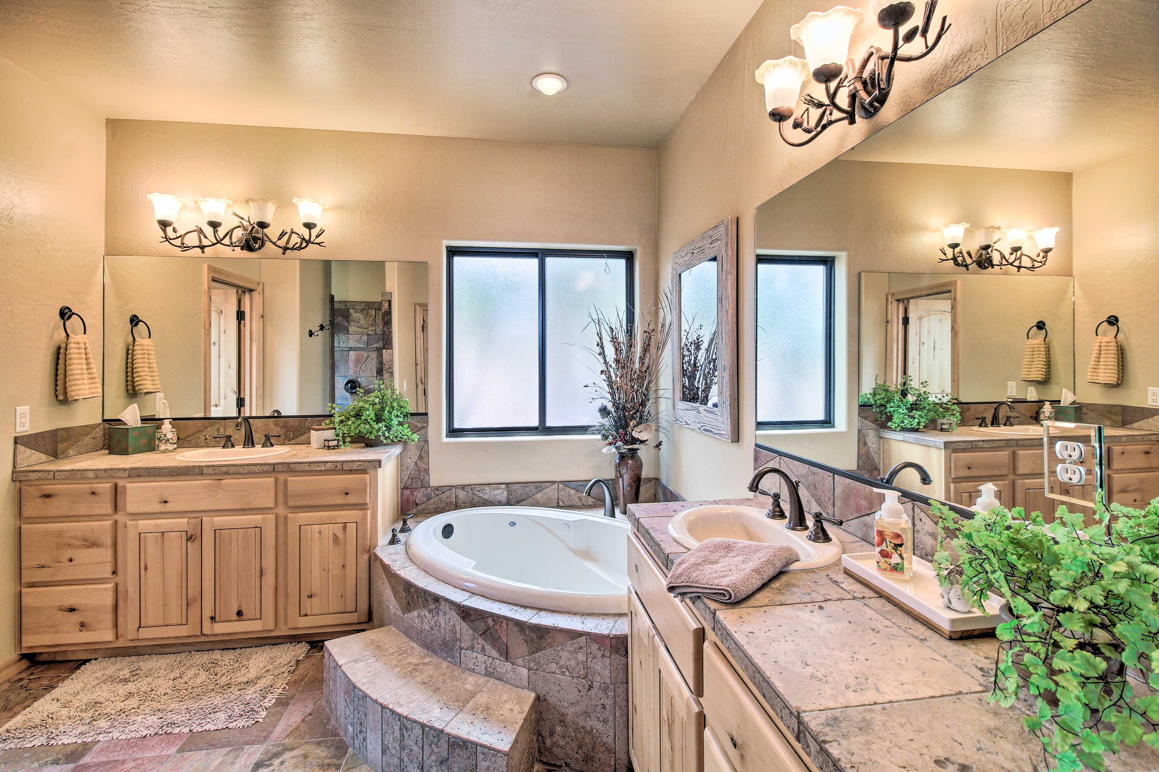 En-Suite Bathroom | Linens & Towels | Complimentary Toiletries | Hair Dryer