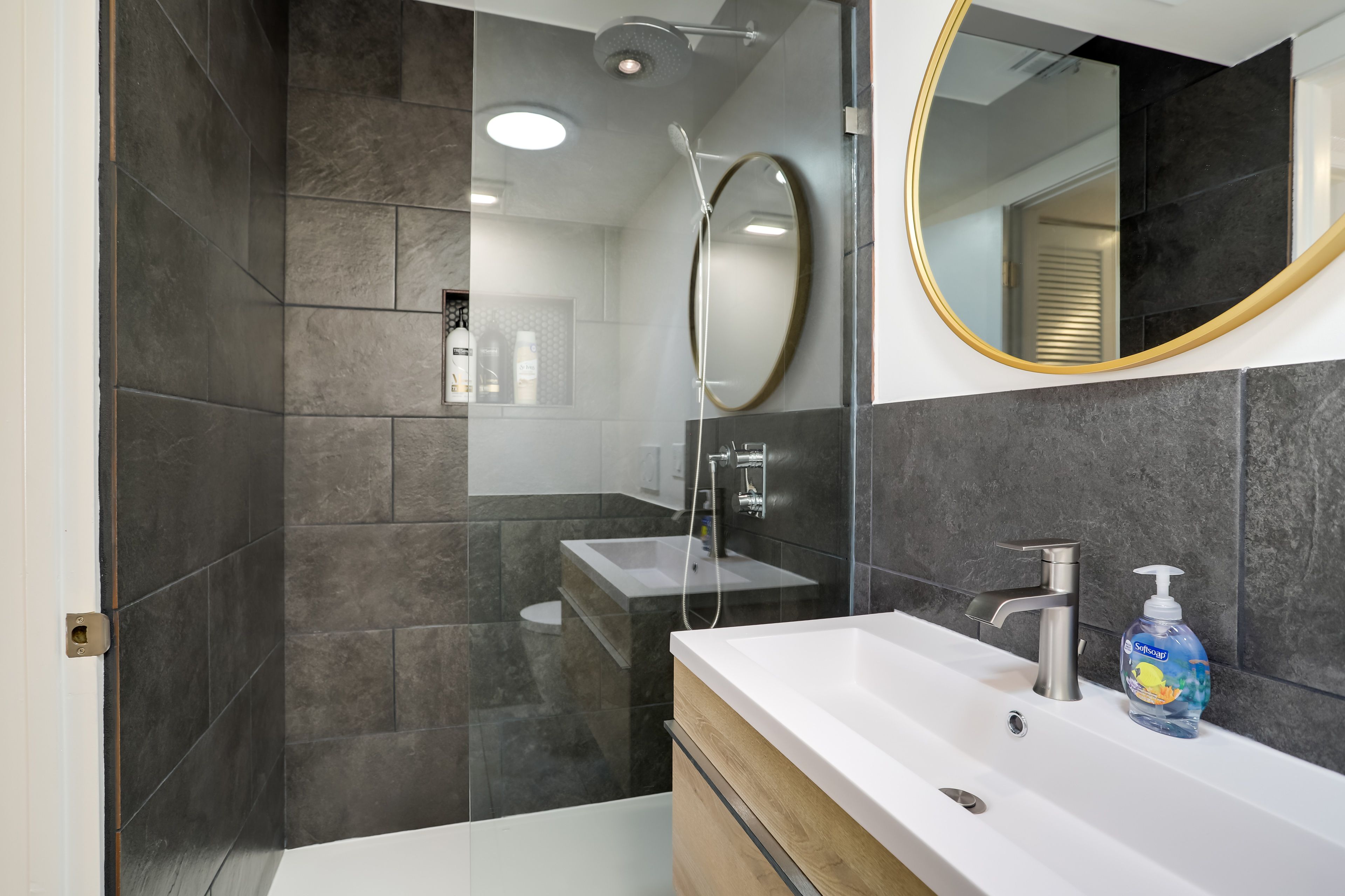 Full Bathroom | Towels & Shampoo Provided