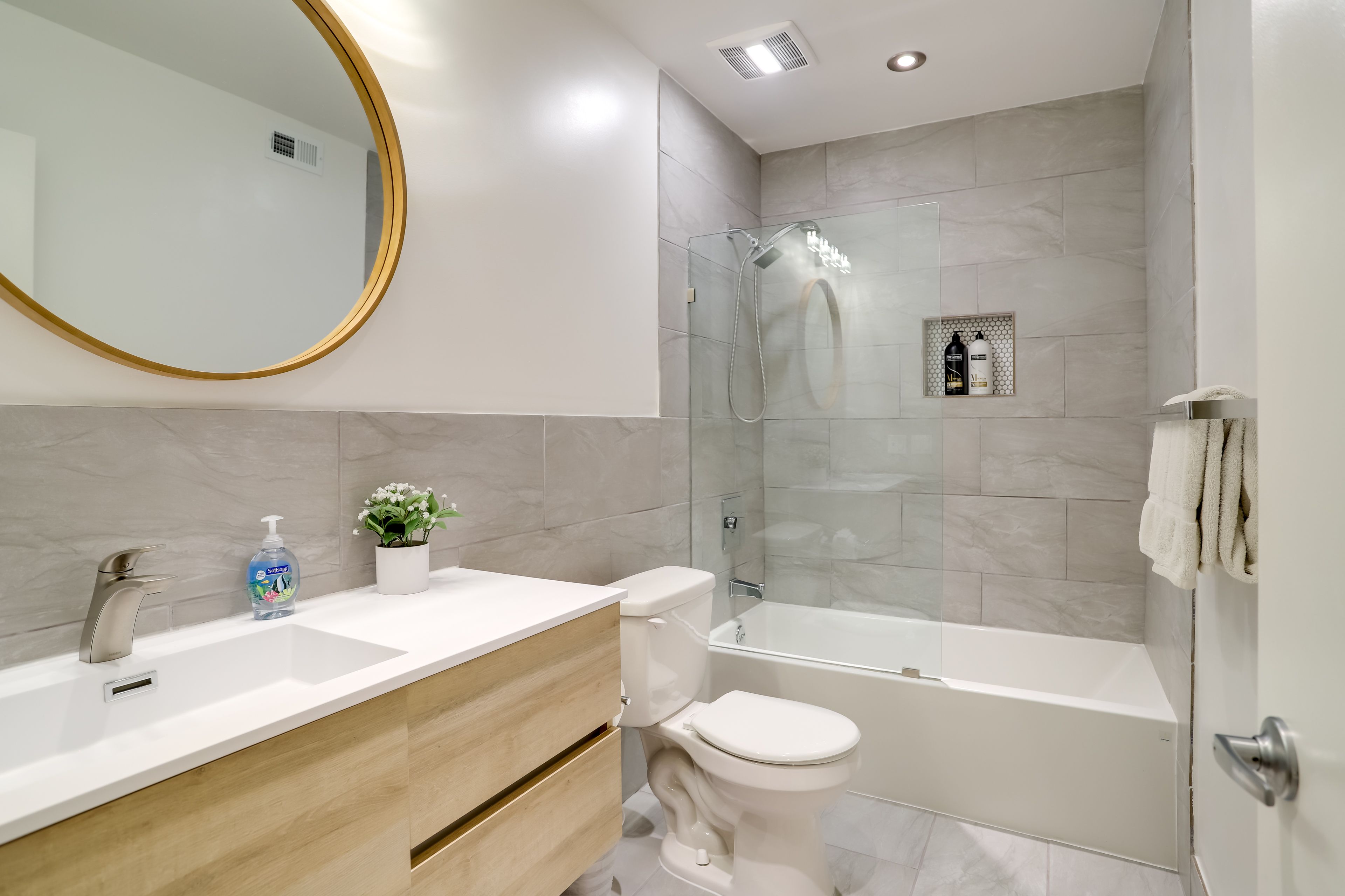 Full Bathroom | Towels Provided | Hair Dryer