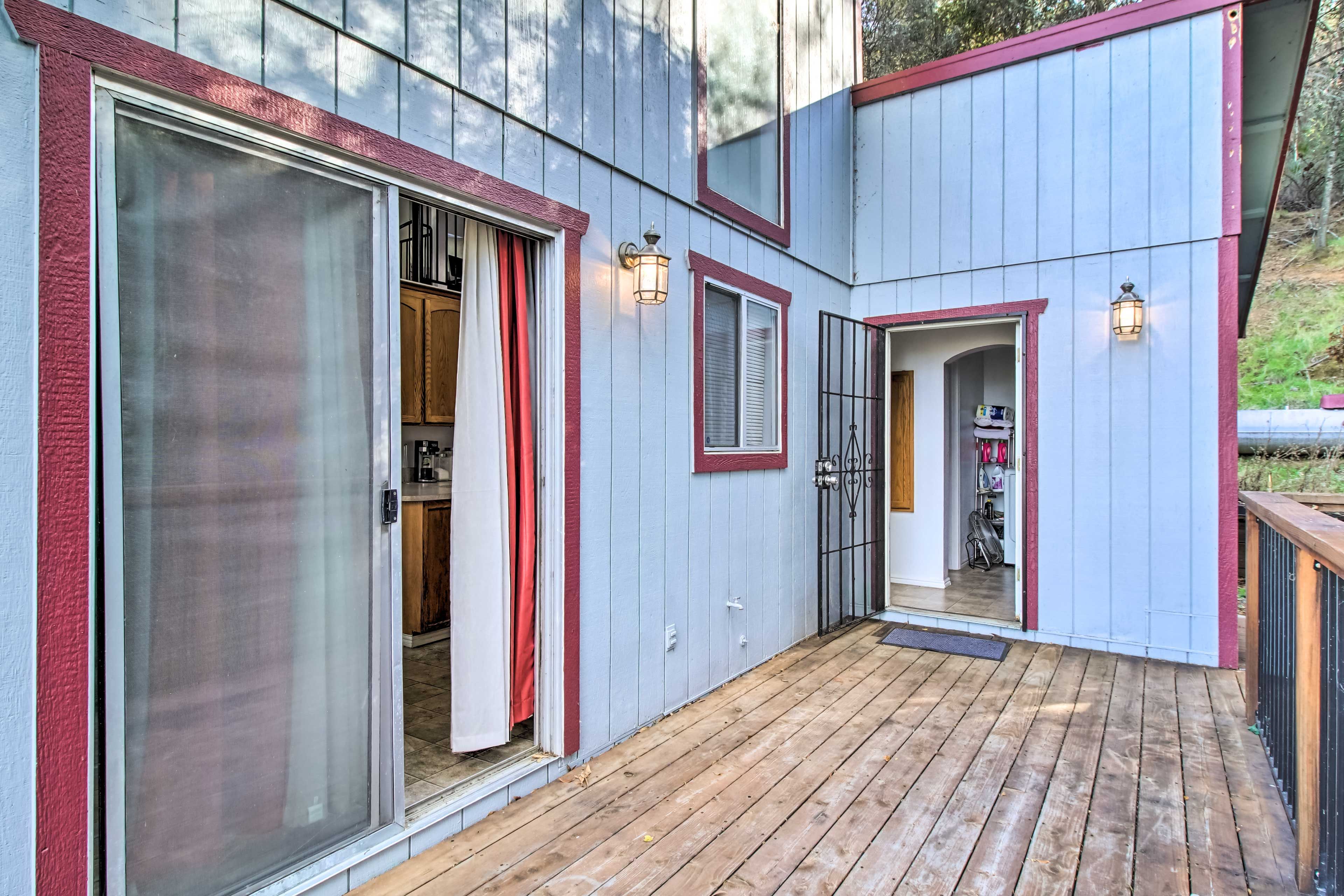 Wraparound Deck | Charcoal Grill