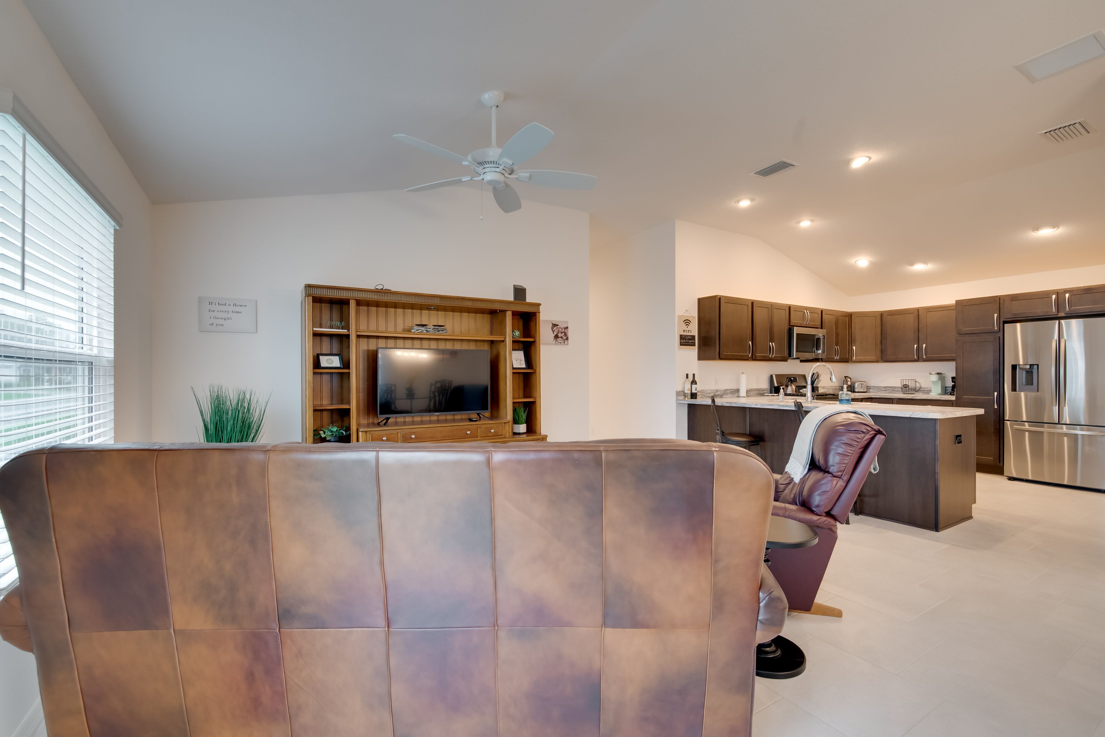 Living Room | Free WiFi | Smart TV | Central A/C & Heat
