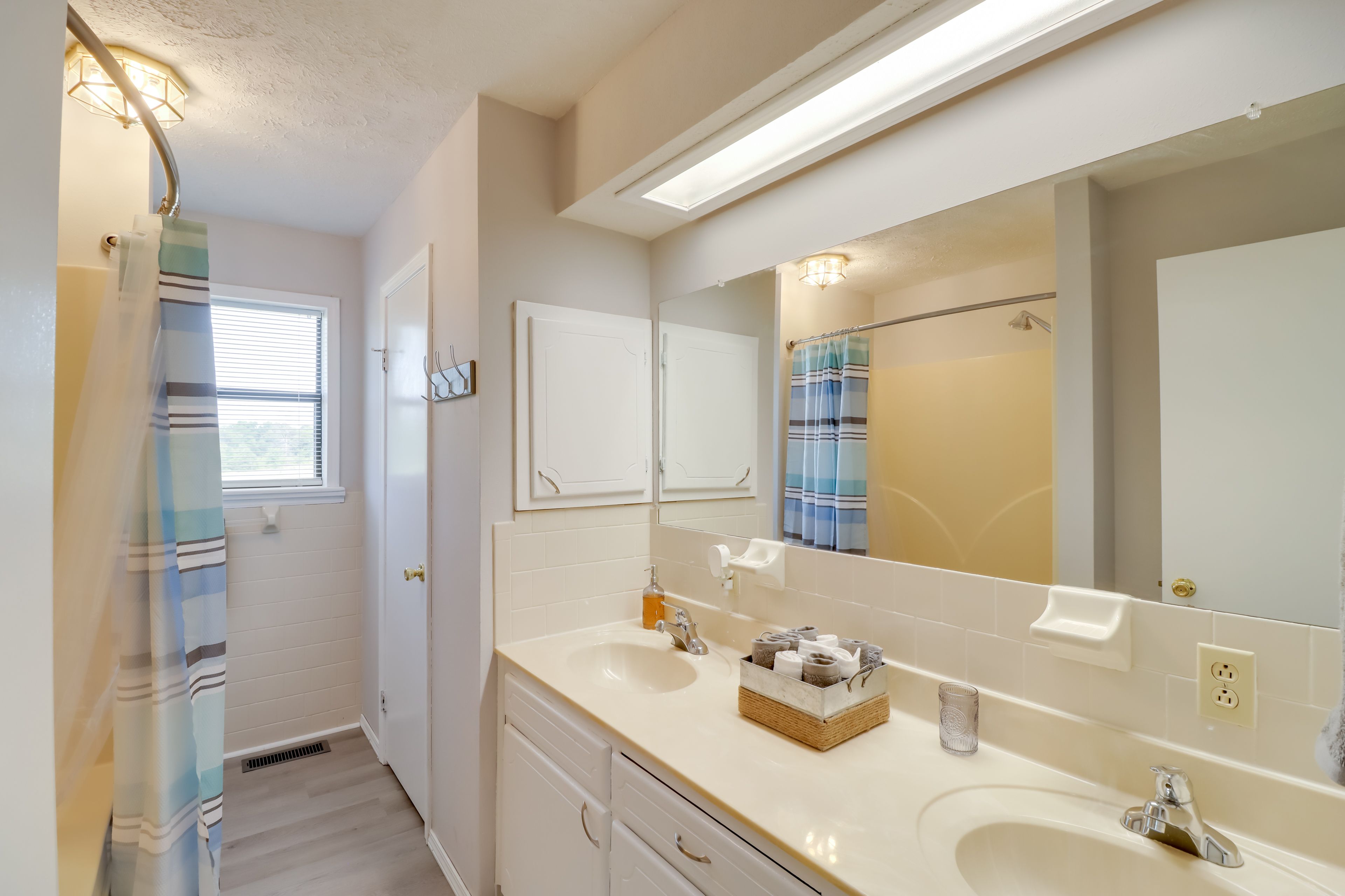 Full Bathroom | Complimentary Toiletries