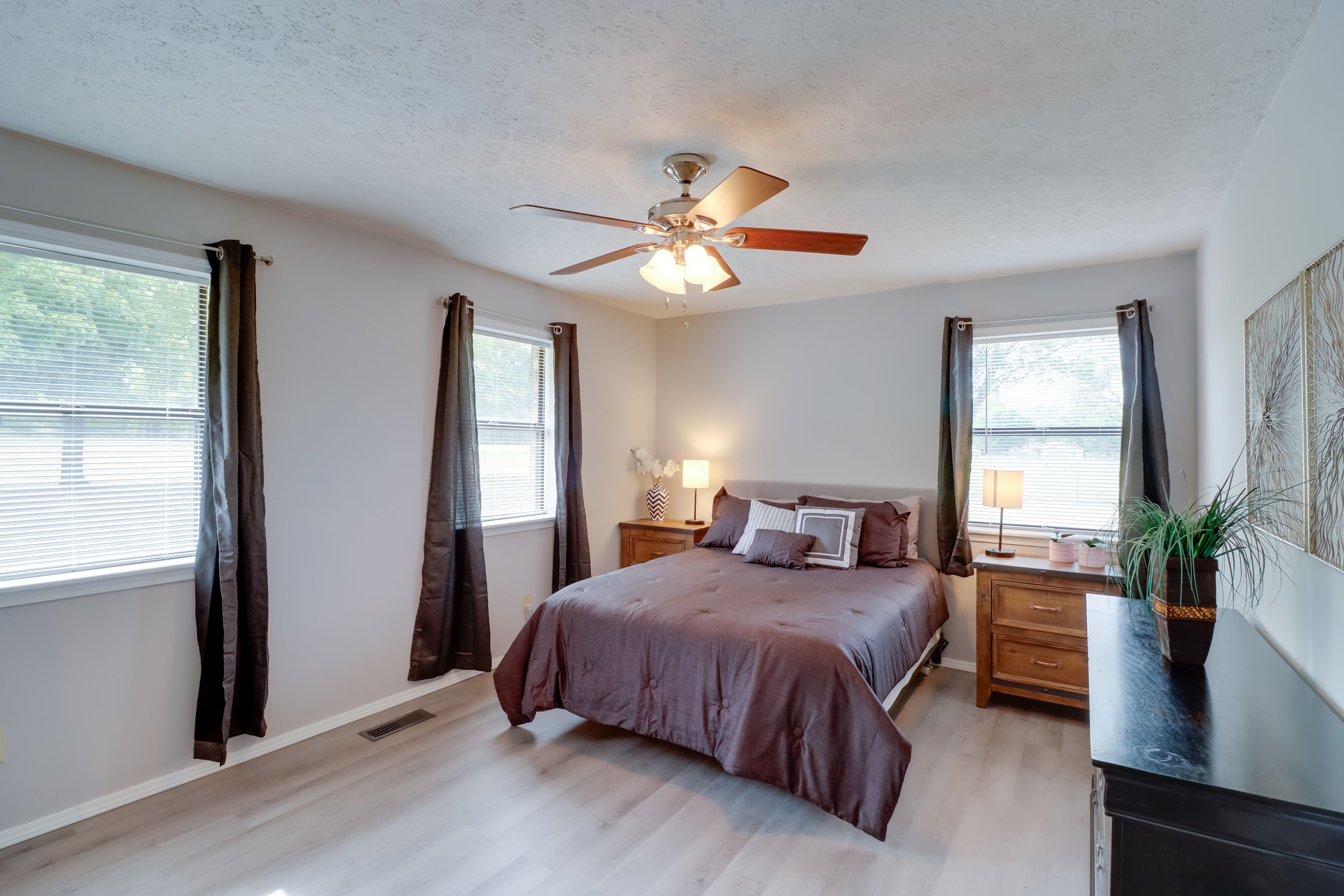 Bedroom 1 | Queen Bed