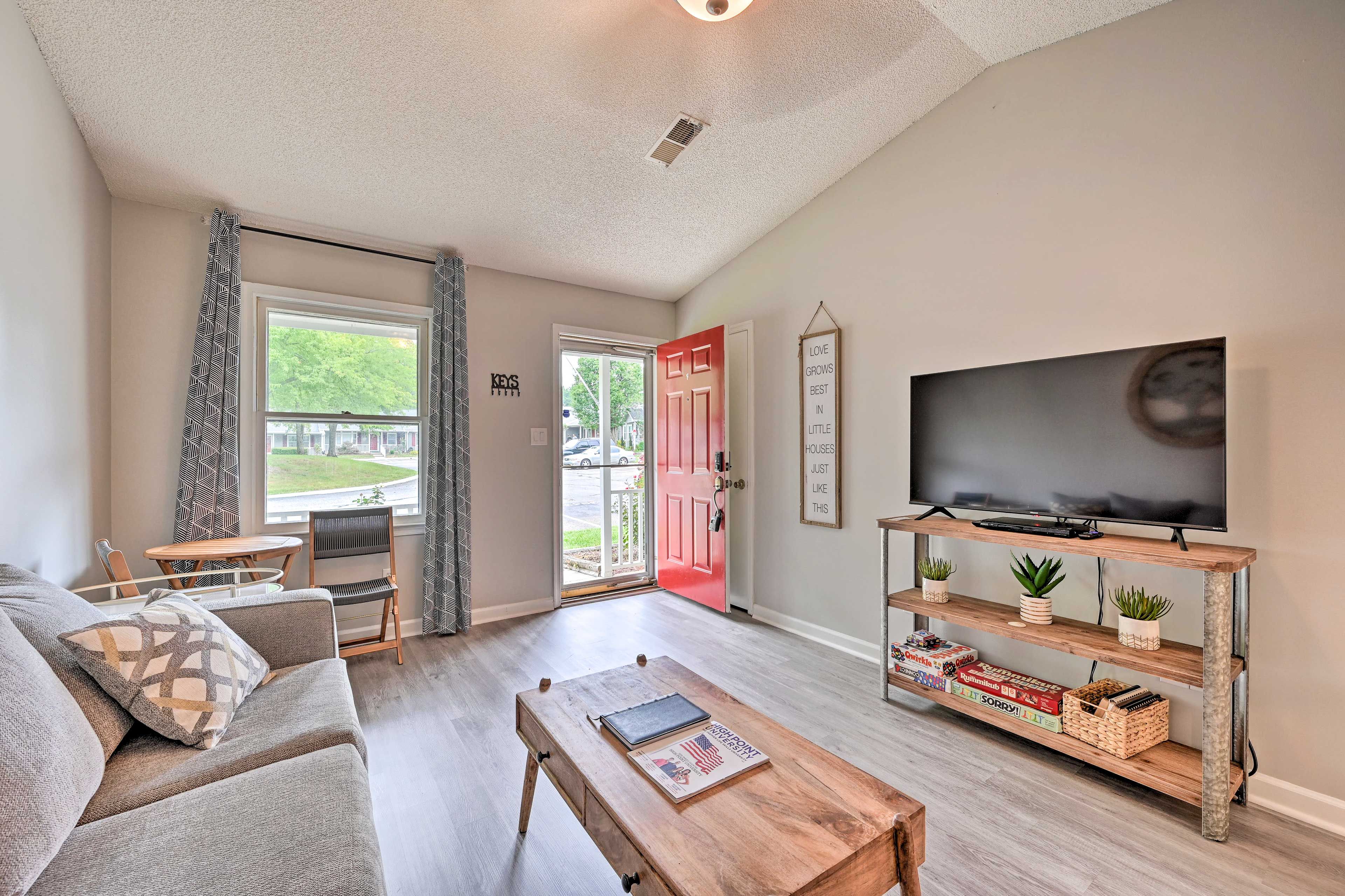 Living Room | Roku Smart TV | WiFi | Books | Board Games | DVD Player
