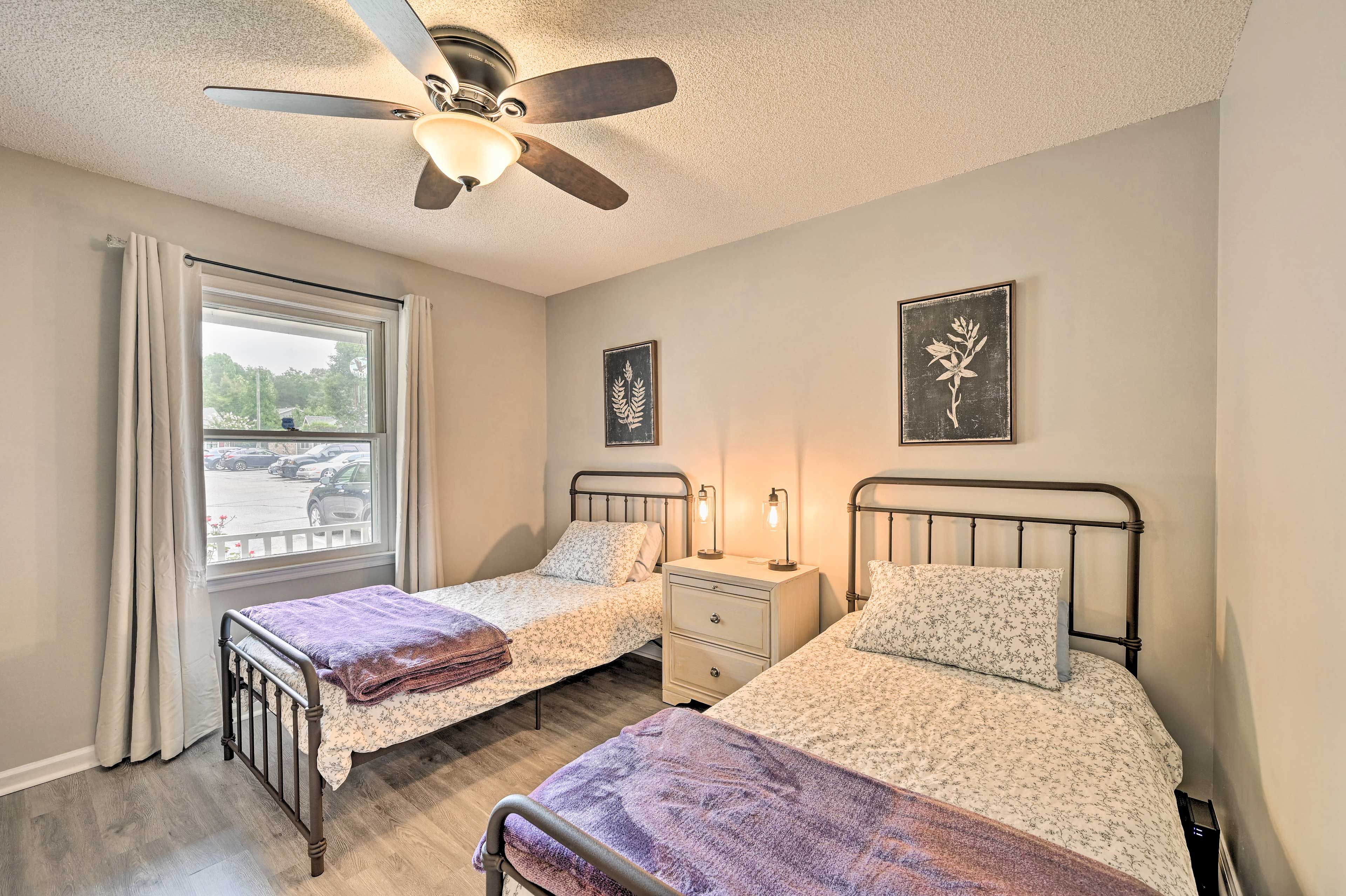 Bedroom 2 | 2 Twin Beds | Roku Smart TV