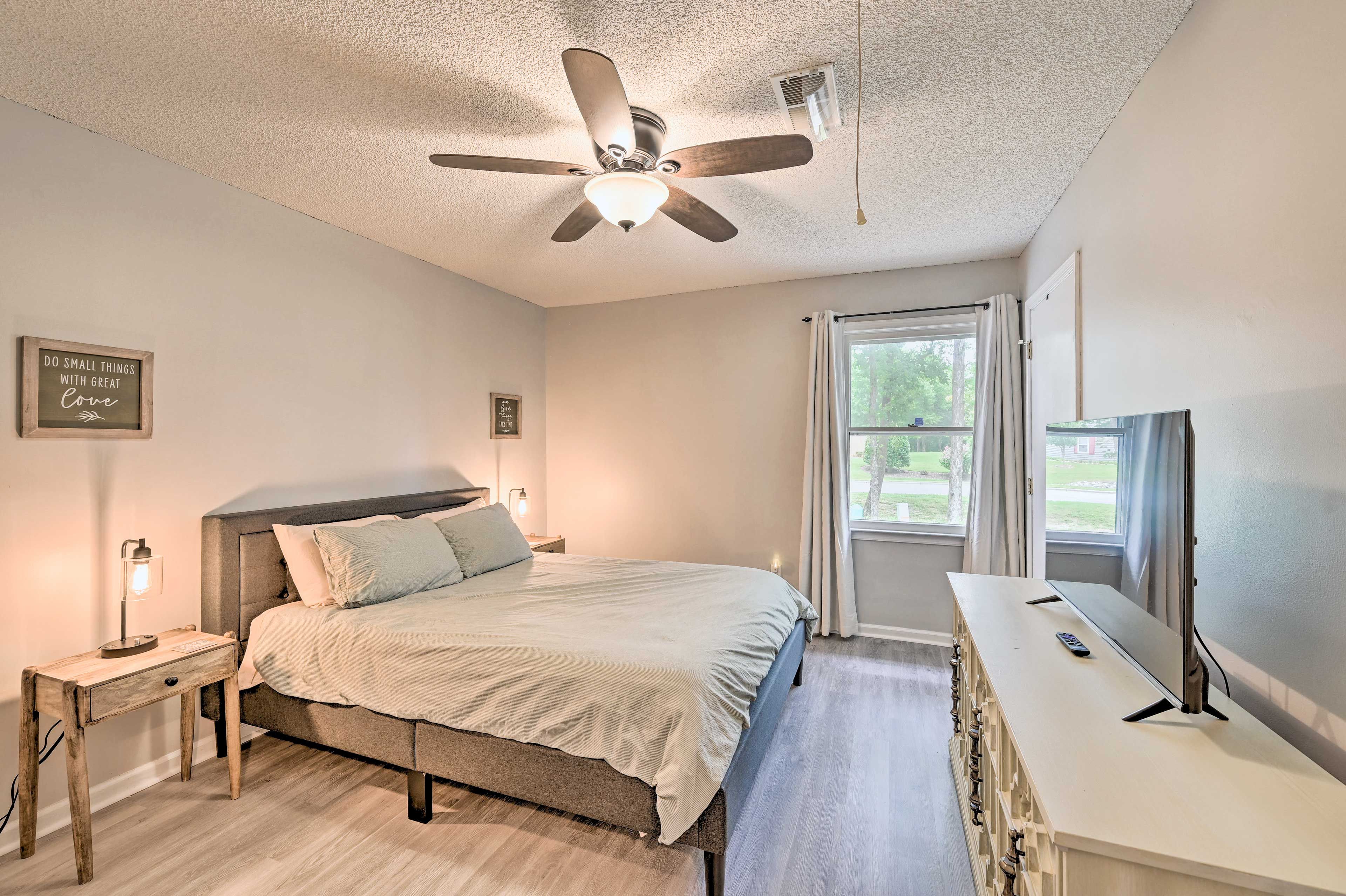 Bedroom 1 | Queen Bed | Roku Smart TV | Workspace