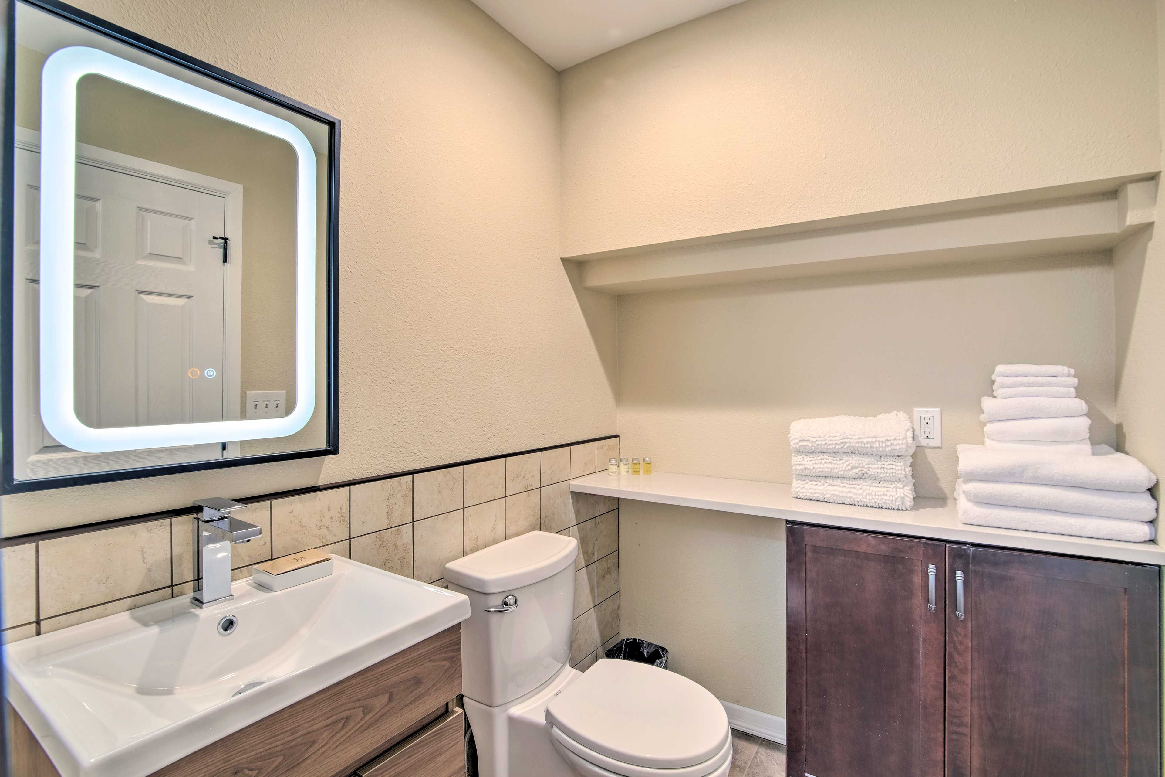 Full Bathroom | Complimentary Toiletries | Linens Provided