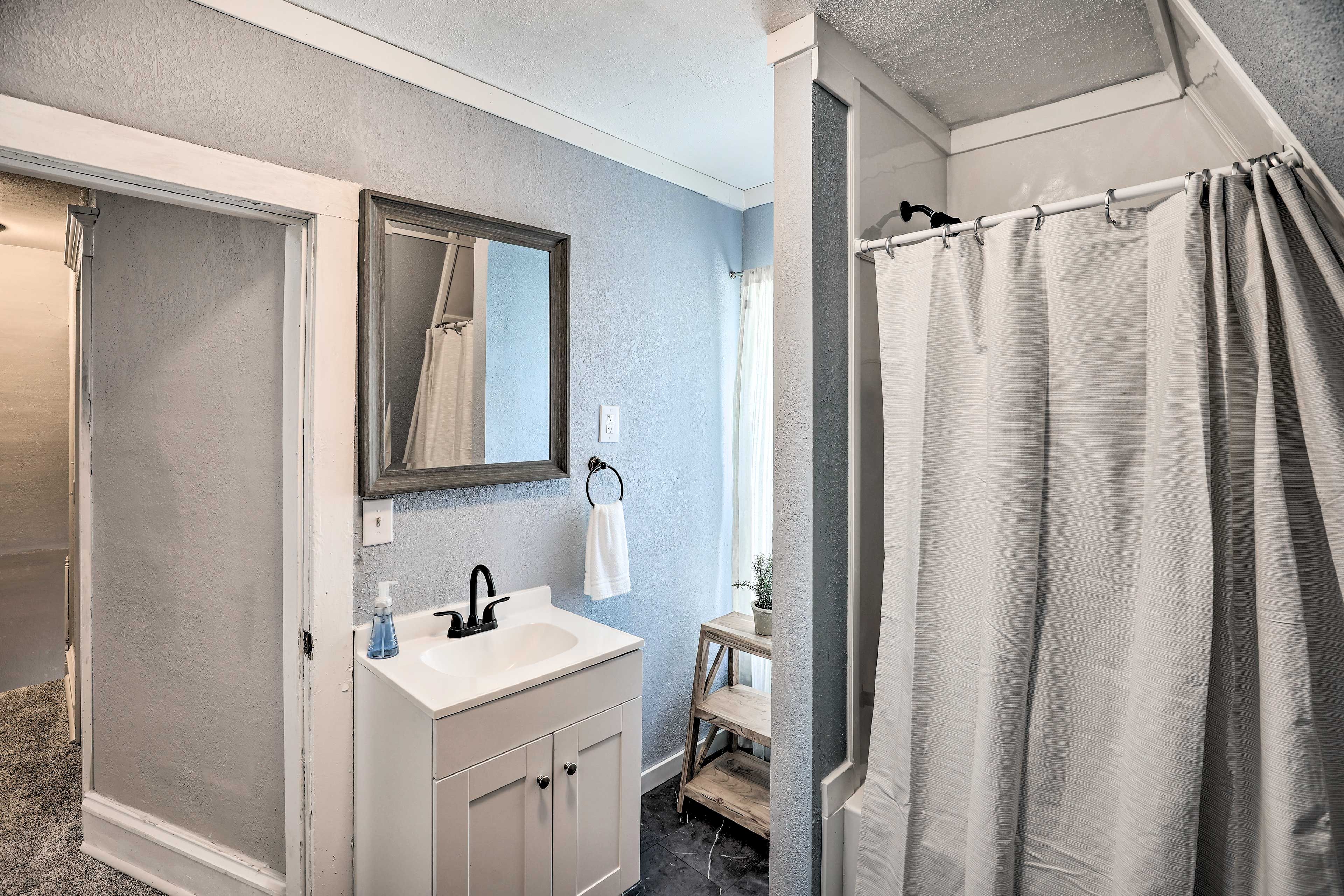 Full Bathroom | 2nd Floor