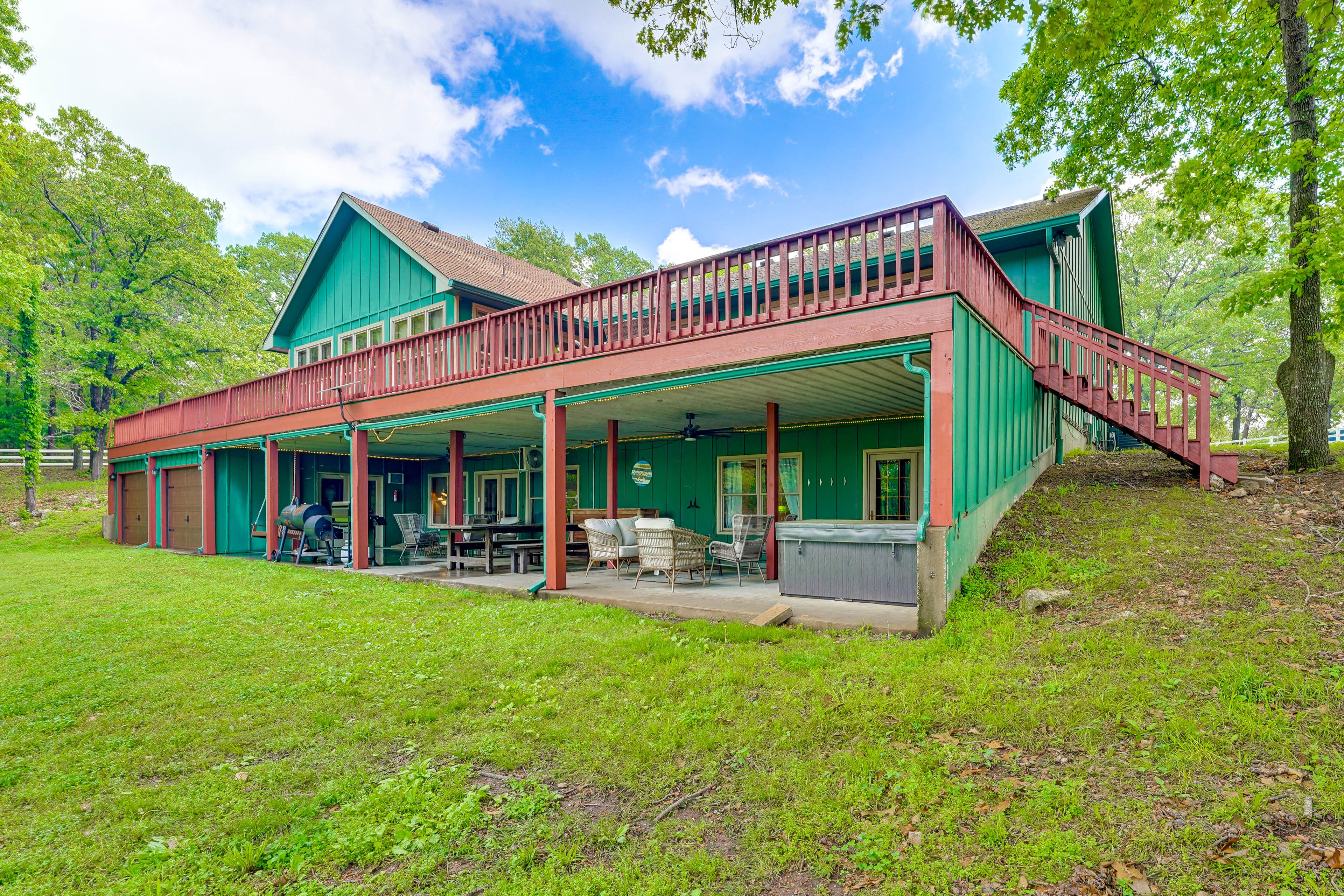 Grove Vacation Rental | 4BR | 2.5BA | Stairs Required | 3,600 Sq Ft