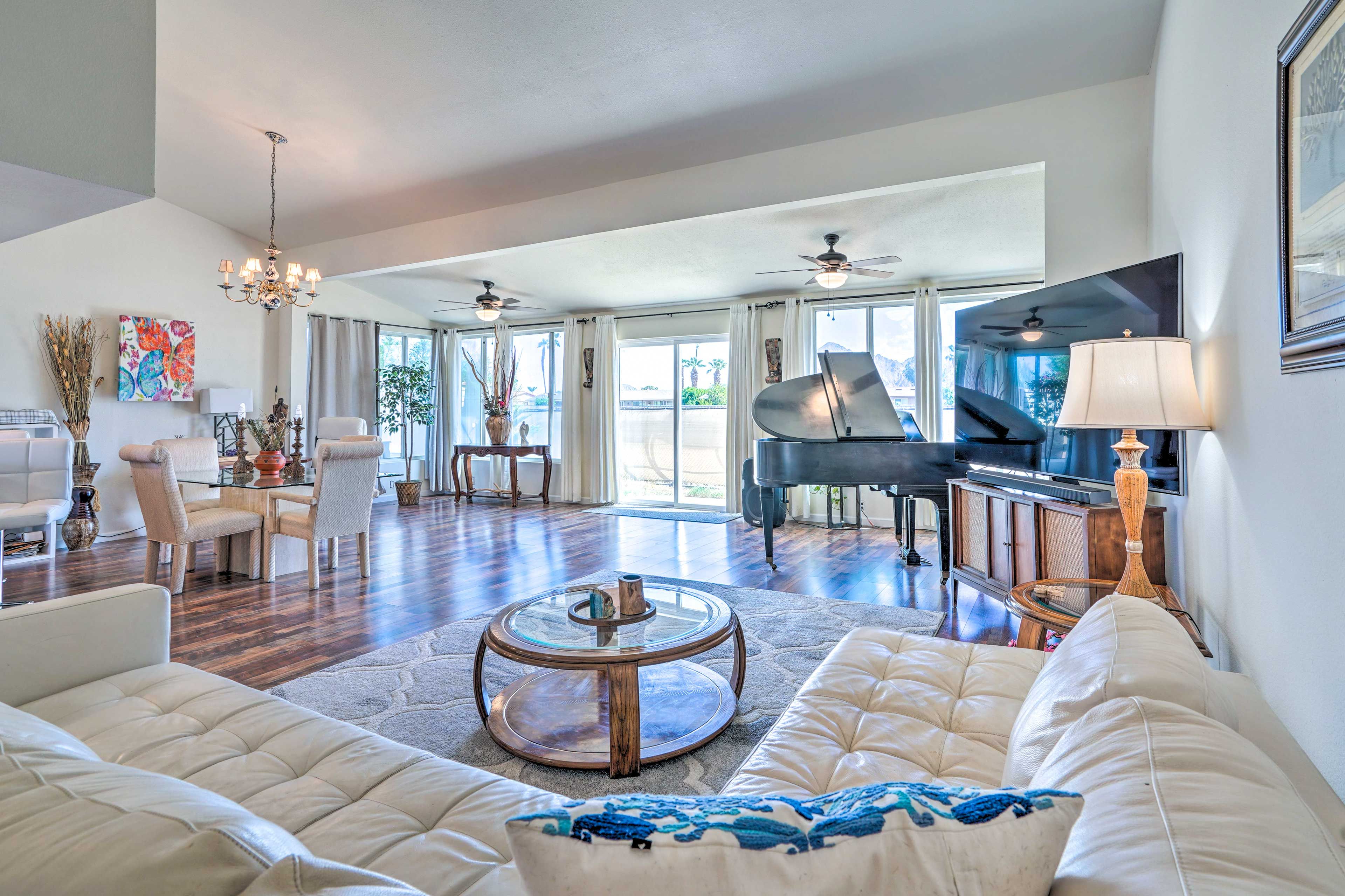 Living Room | Free WiFi | Central A/C