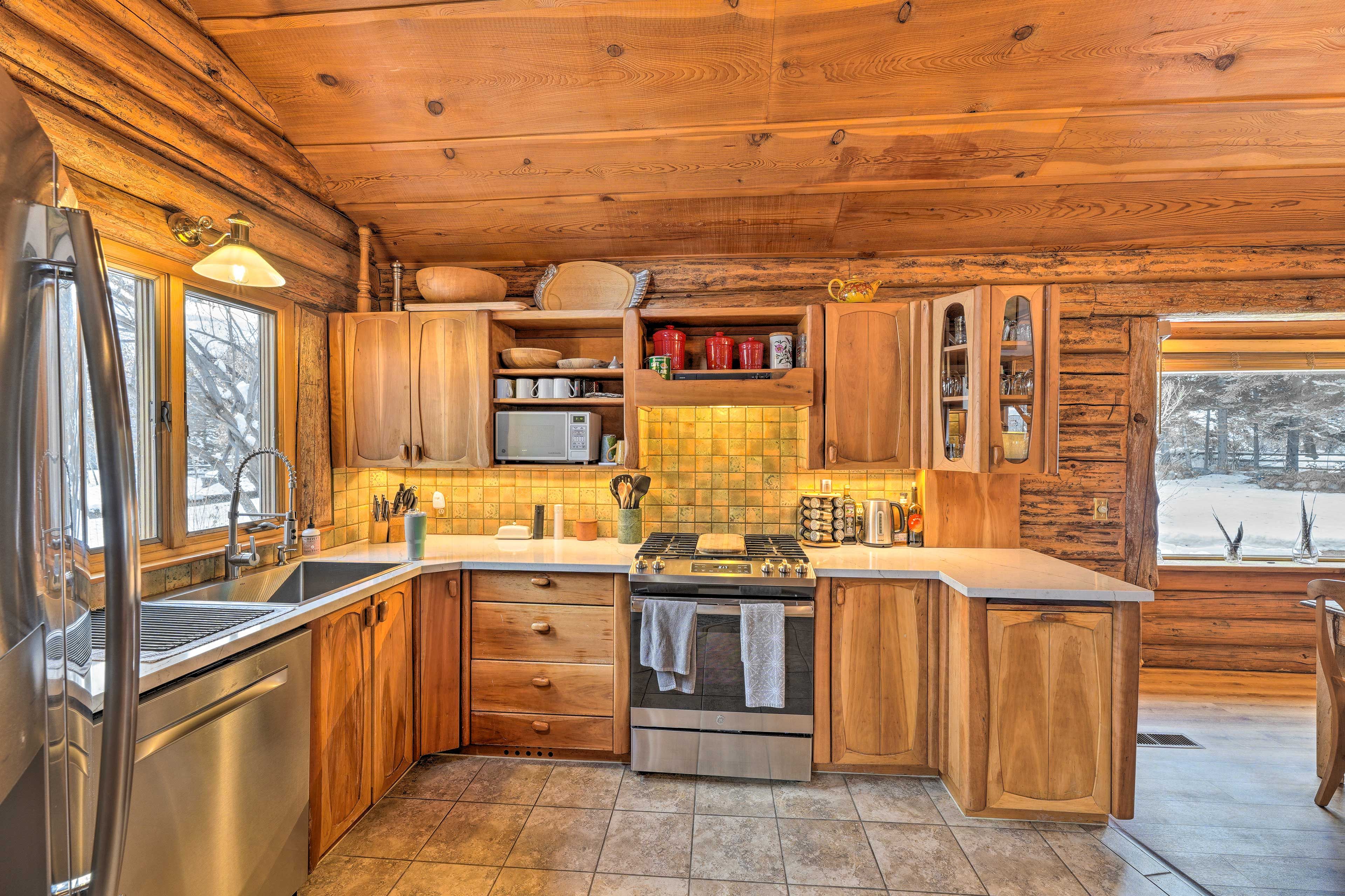 Kitchen | Equipped w/ Cooking Essentials