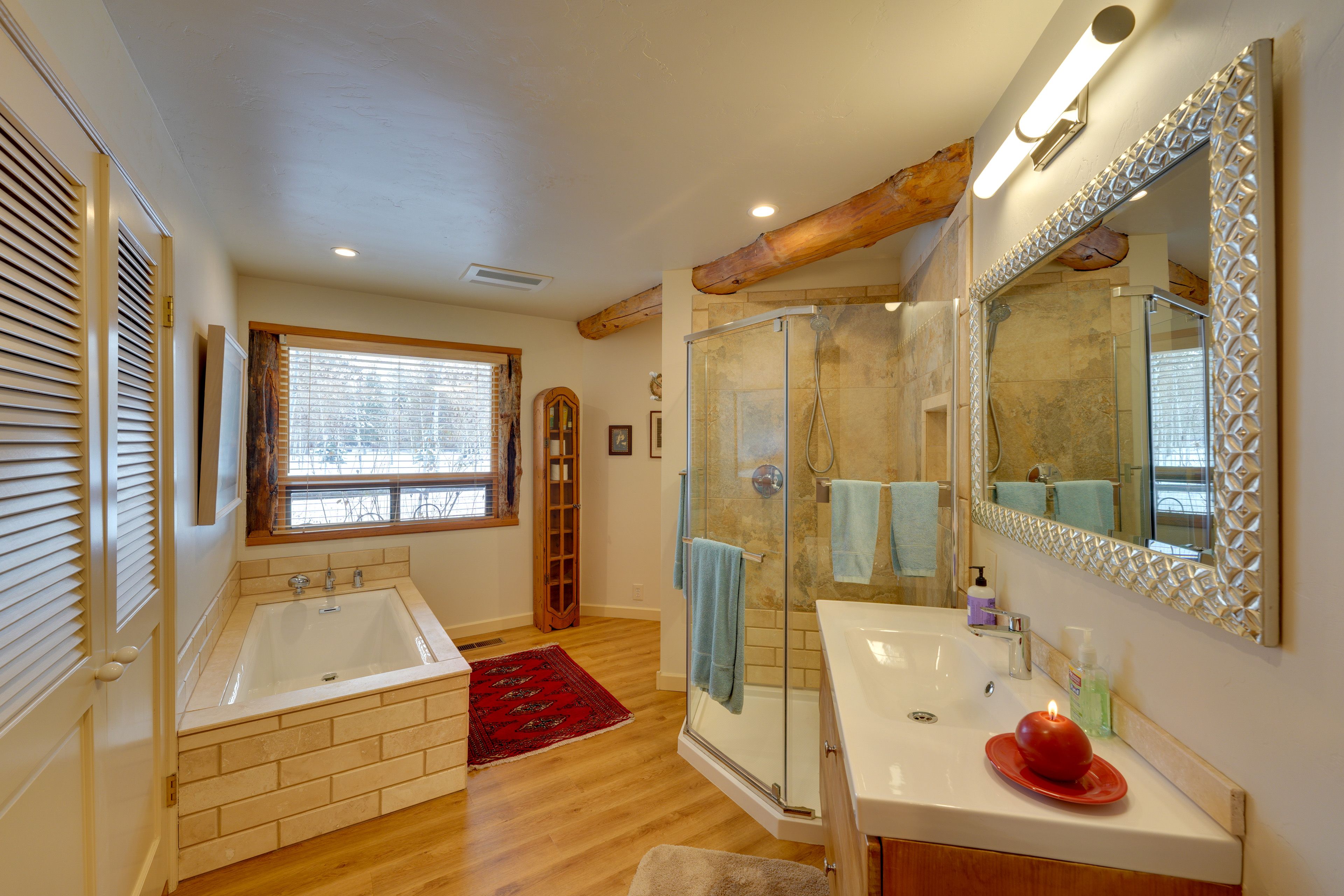 Full Bathroom | Towels Provided