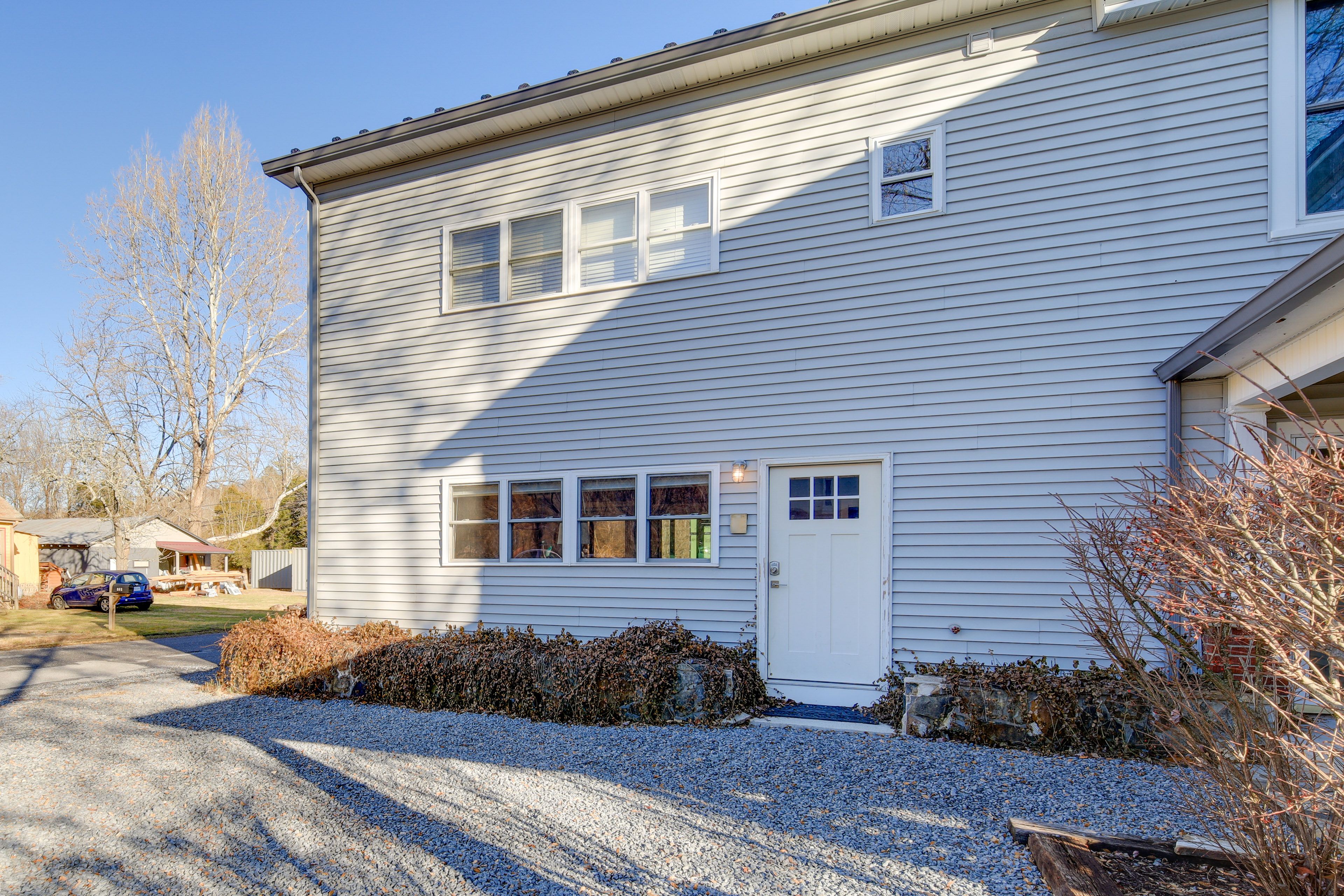 Parking | Gravel Driveway (1 Vehicle) | Free Street Parking