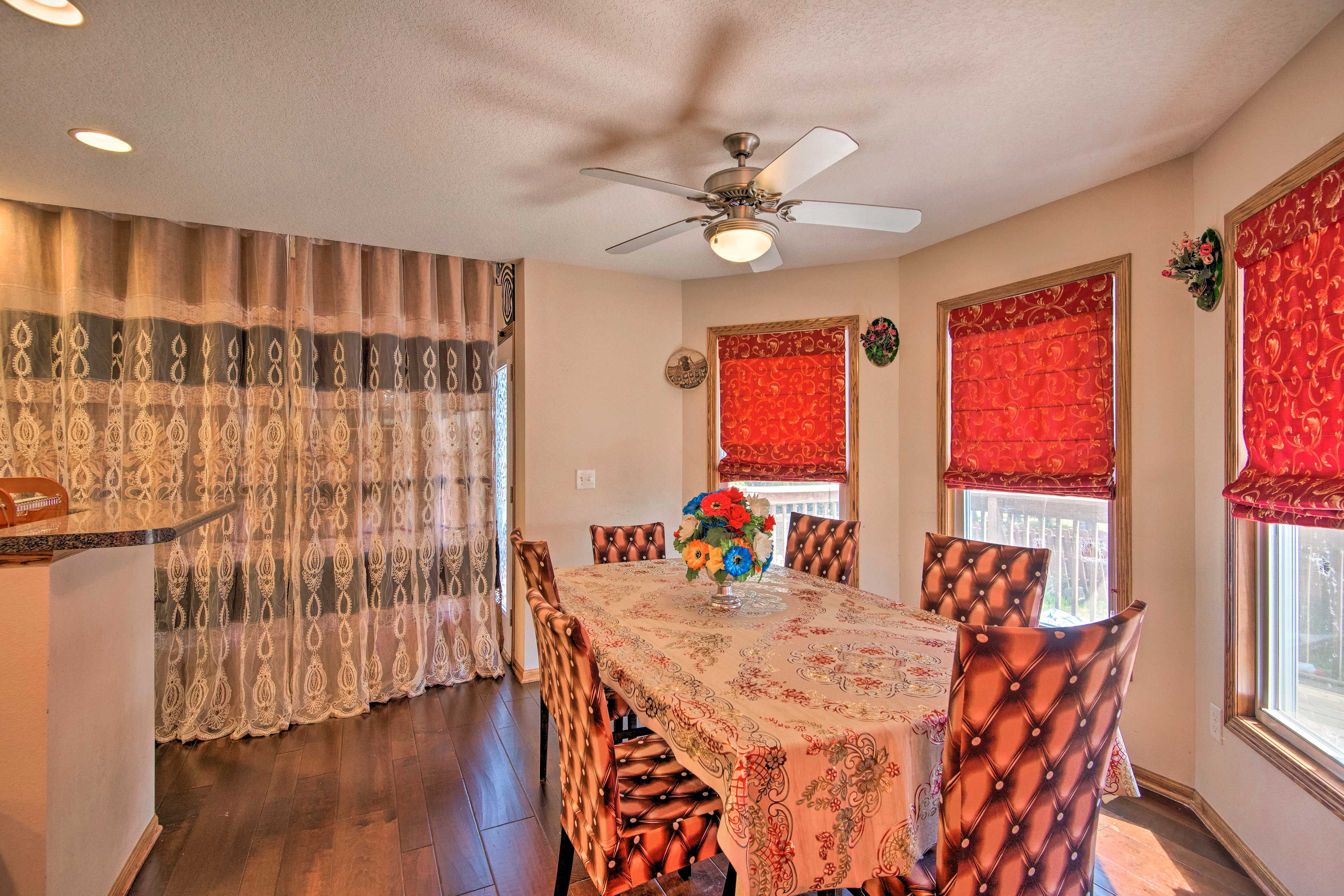 Dining Area | Dishware & Flatware Provided
