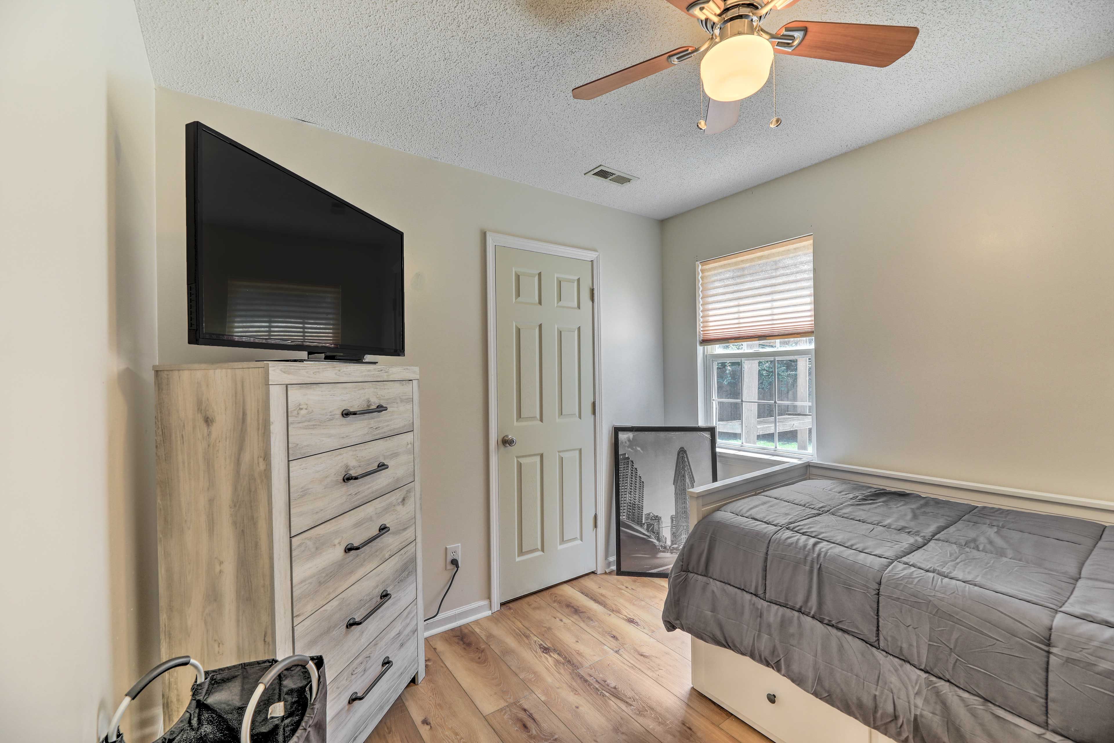 Bedroom 2 | Queen Murphy Bed | Smart TV