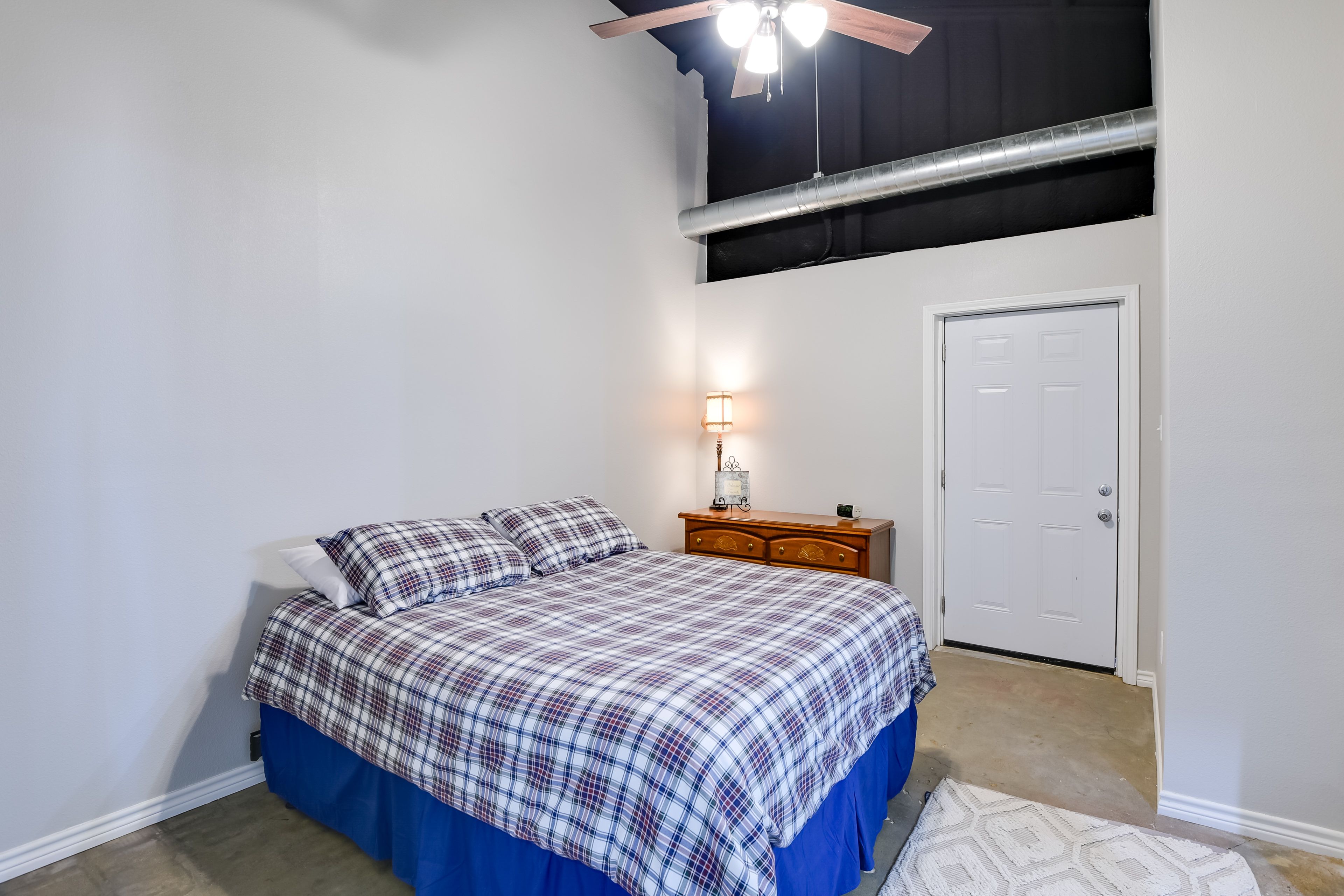 Bedroom 1 | Queen Bed