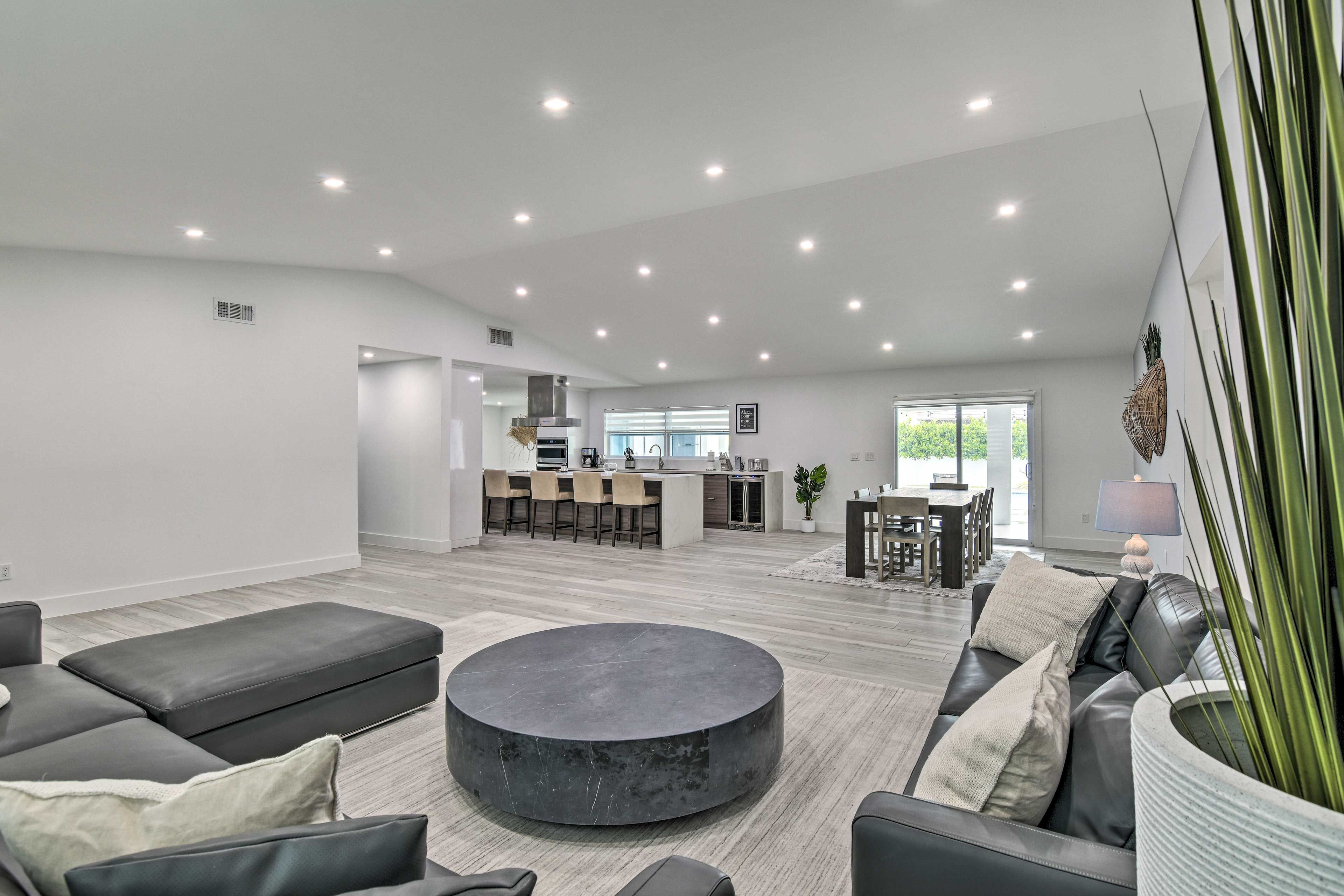 Living Room | Free WiFi | 6 Smart TVs | Central A/C