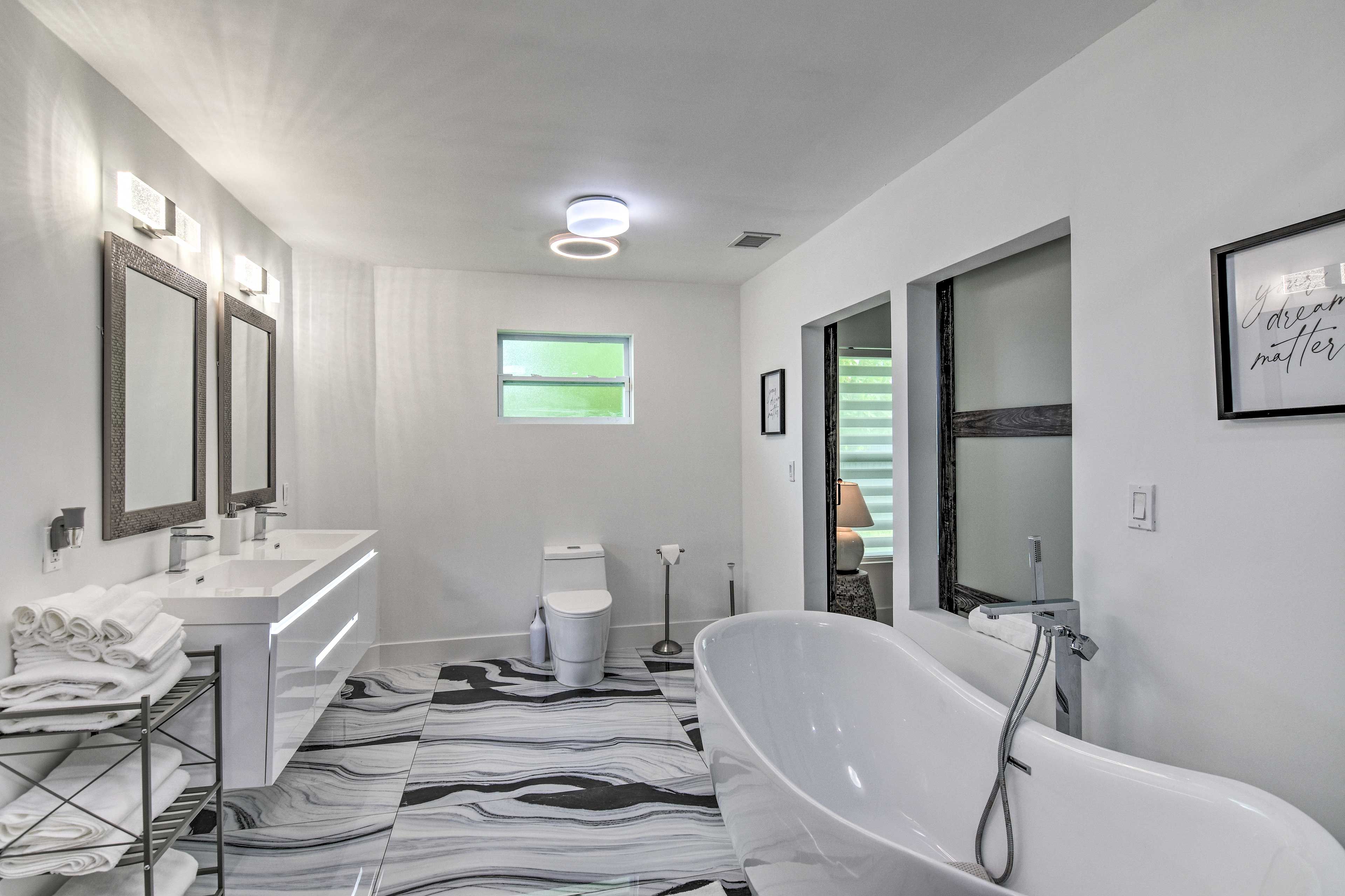 Full Bathroom | Spacious Steam Shower | Towels Provided