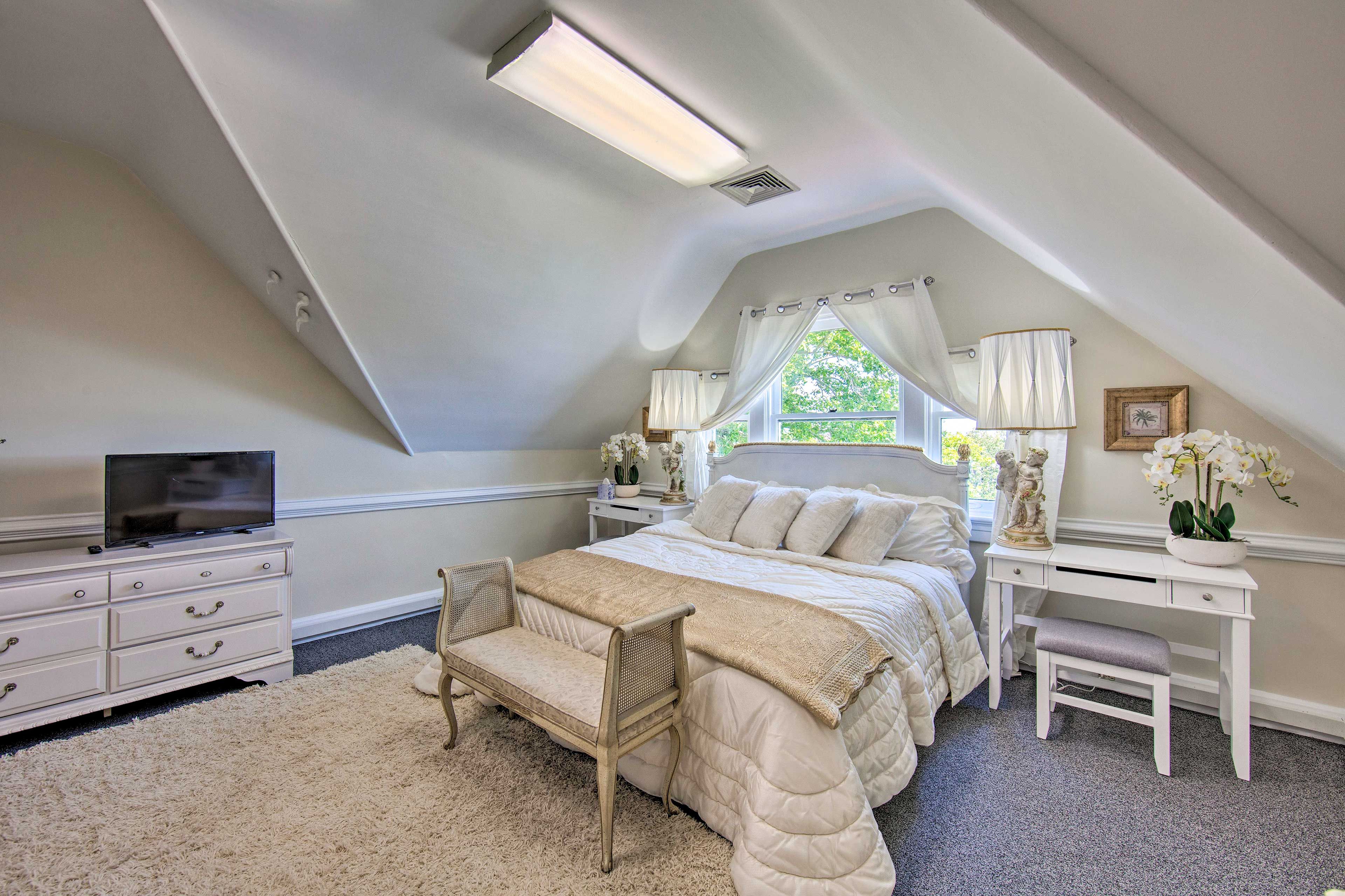 Bedroom 9 | King Bed | 2 Twin Beds | 3rd Floor