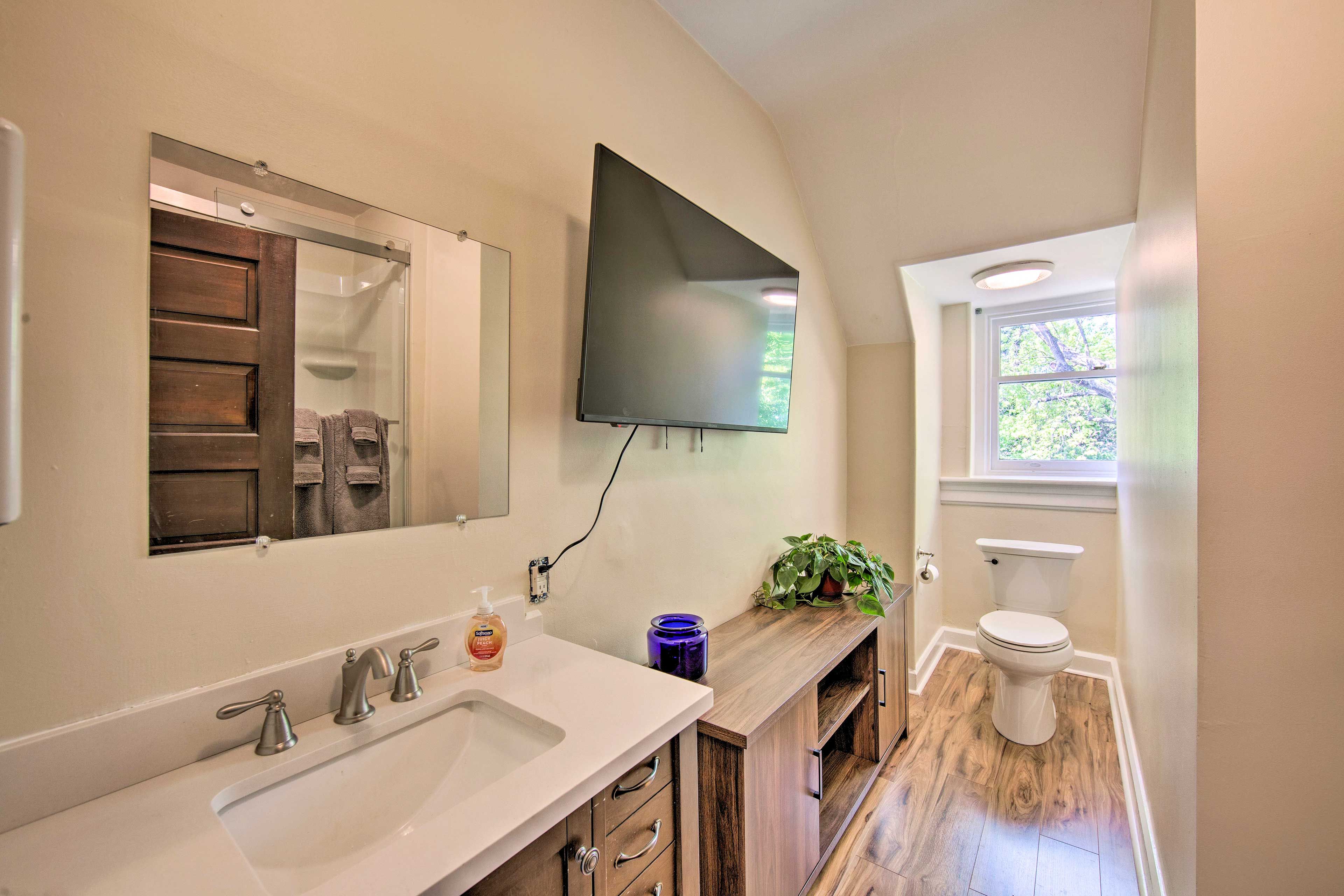 Full Bathroom | Towels Provided | 2nd Floor